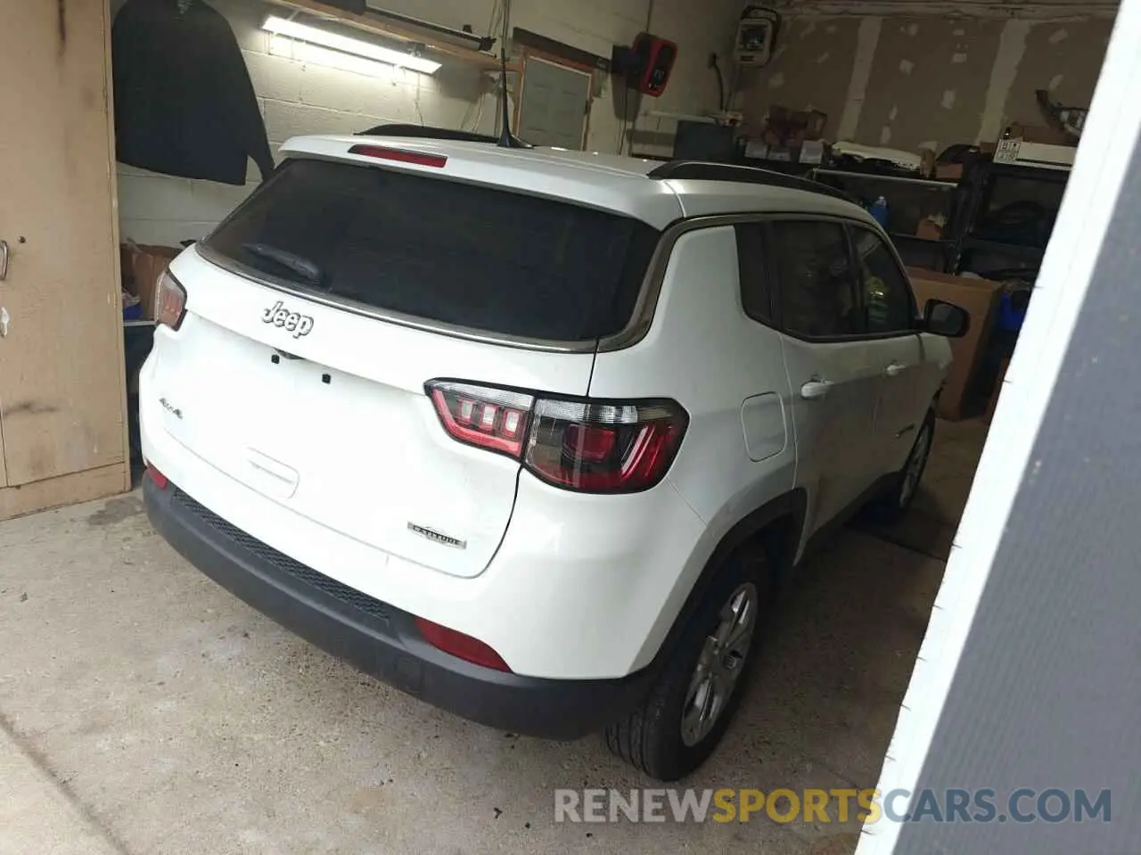 4 Photograph of a damaged car 3C4NJDBN2RT110518 JEEP COMPASS 2024