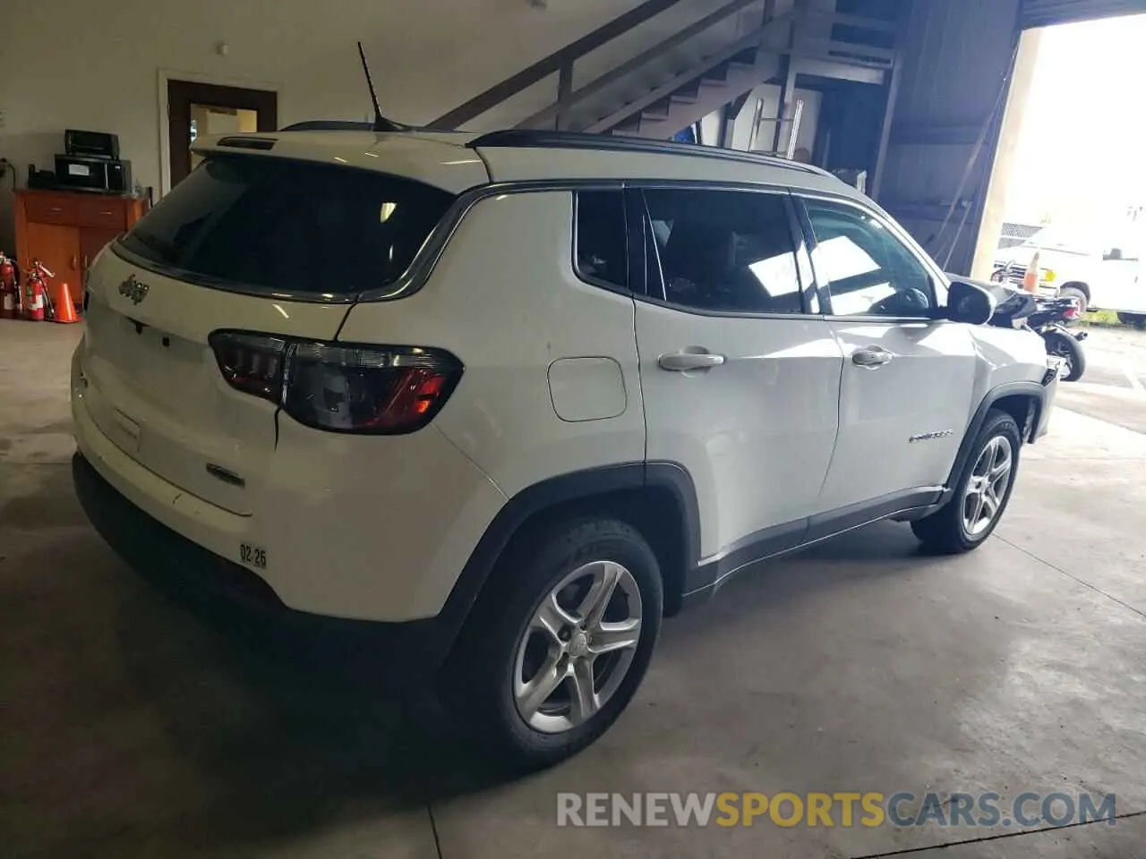 3 Фотография поврежденного автомобиля 3C4NJDBN7RT595853 JEEP COMPASS 2024