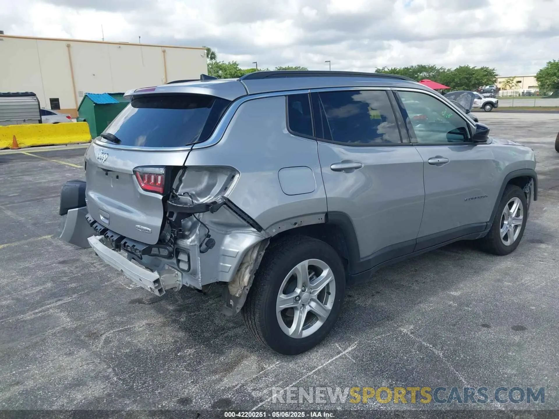 4 Photograph of a damaged car 3C4NJDBNXRT598763 JEEP COMPASS 2024