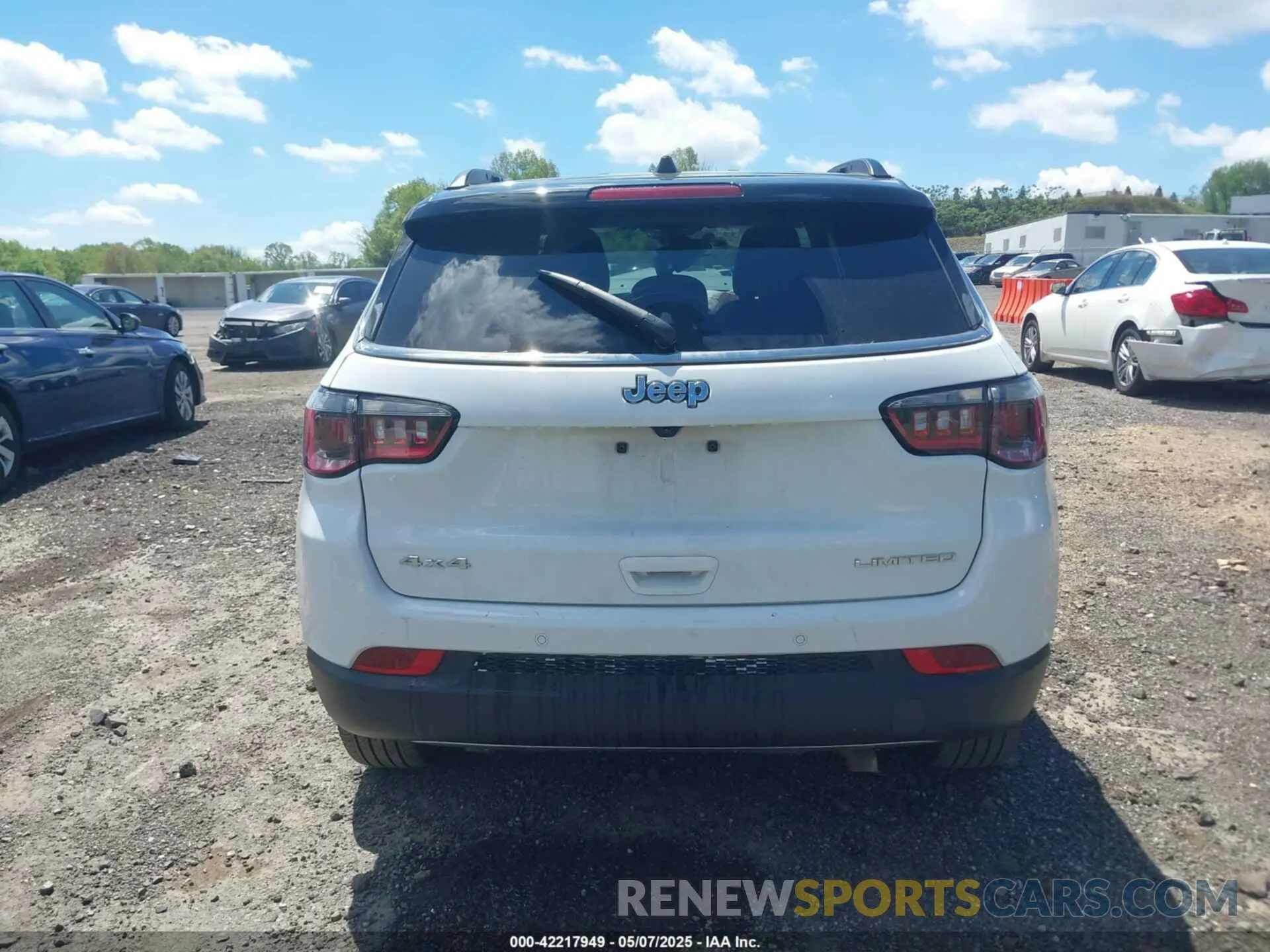 17 Photograph of a damaged car 3C4NJDCNXRT610750 JEEP COMPASS 2024