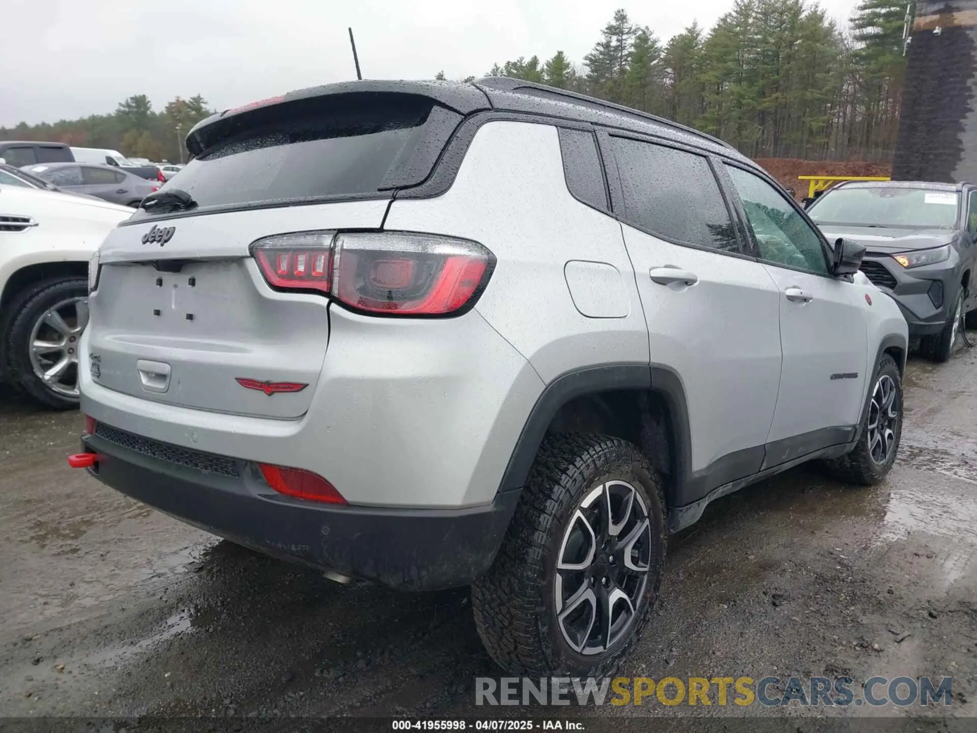 4 Photograph of a damaged car 3C4NJDDN3RT166786 JEEP COMPASS 2024