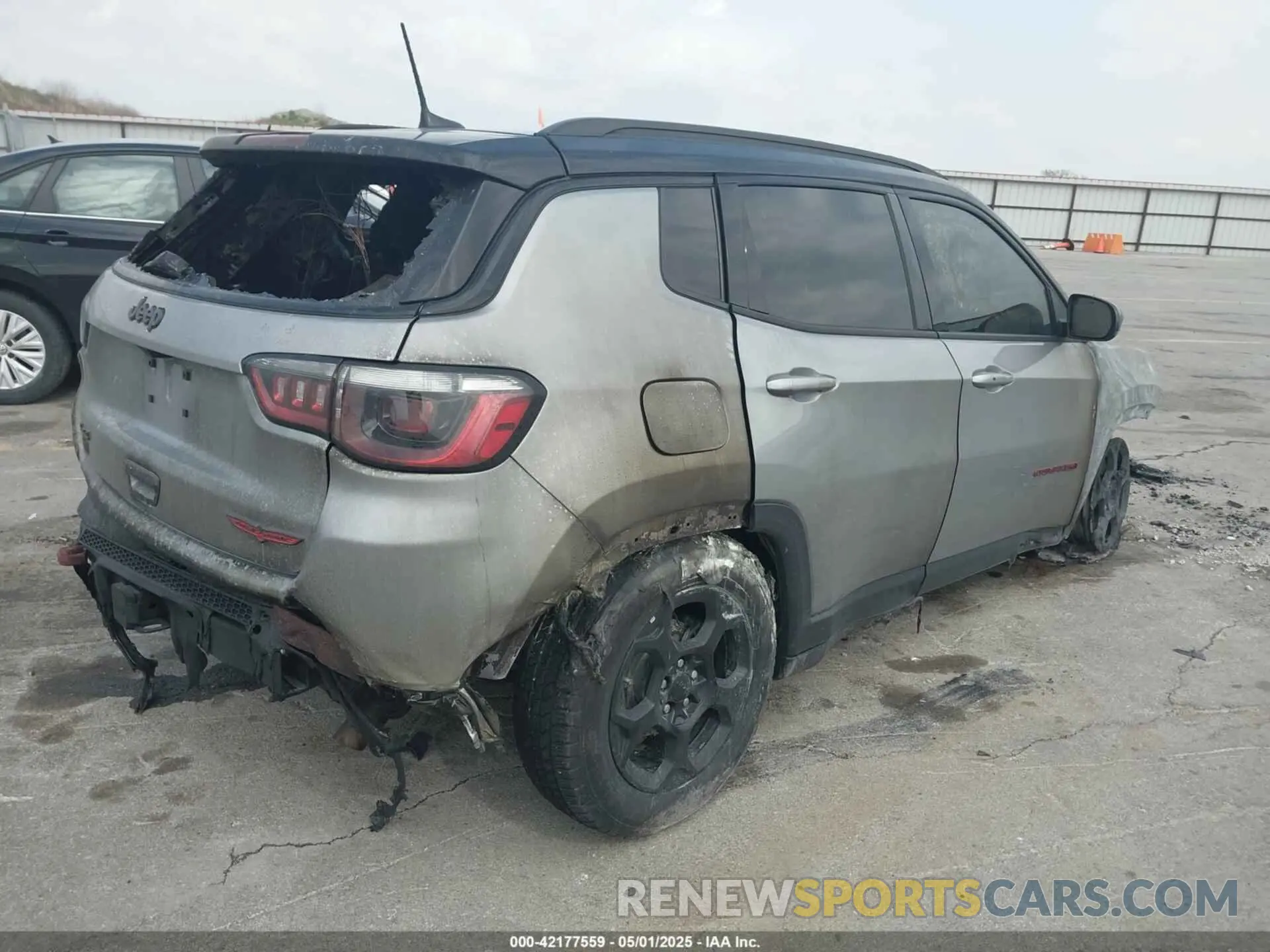 4 Photograph of a damaged car 3C4NJDDN5RT588722 JEEP COMPASS 2024