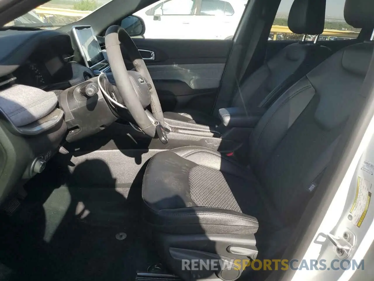 7 Photograph of a damaged car 3C4NJDBN3ST555355 JEEP COMPASS 2025