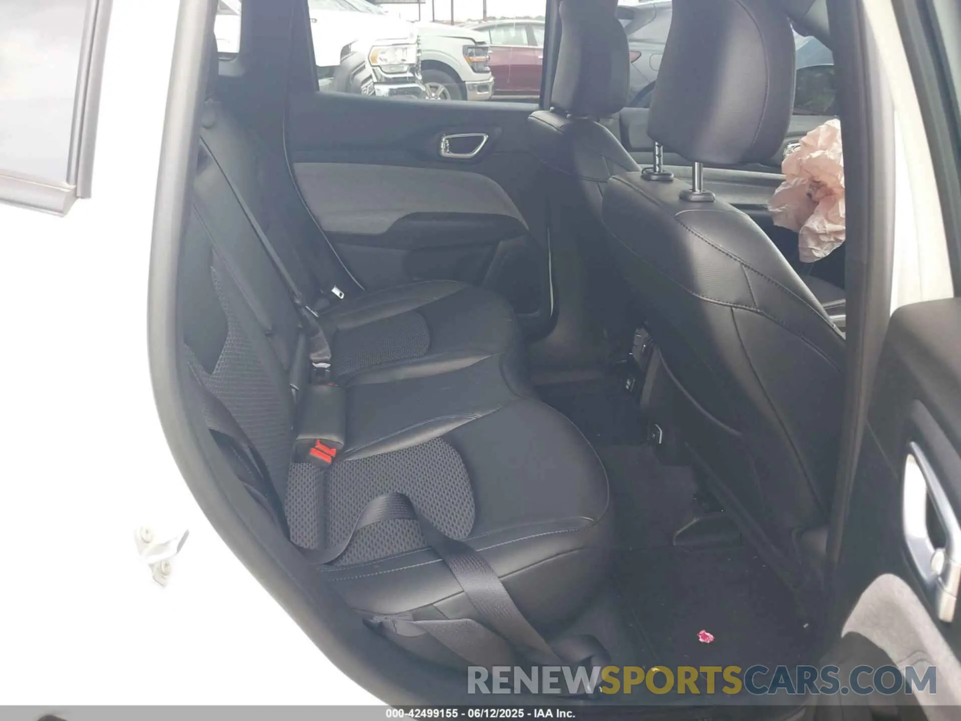 8 Photograph of a damaged car 3C4NJDBN5ST597722 JEEP COMPASS 2025
