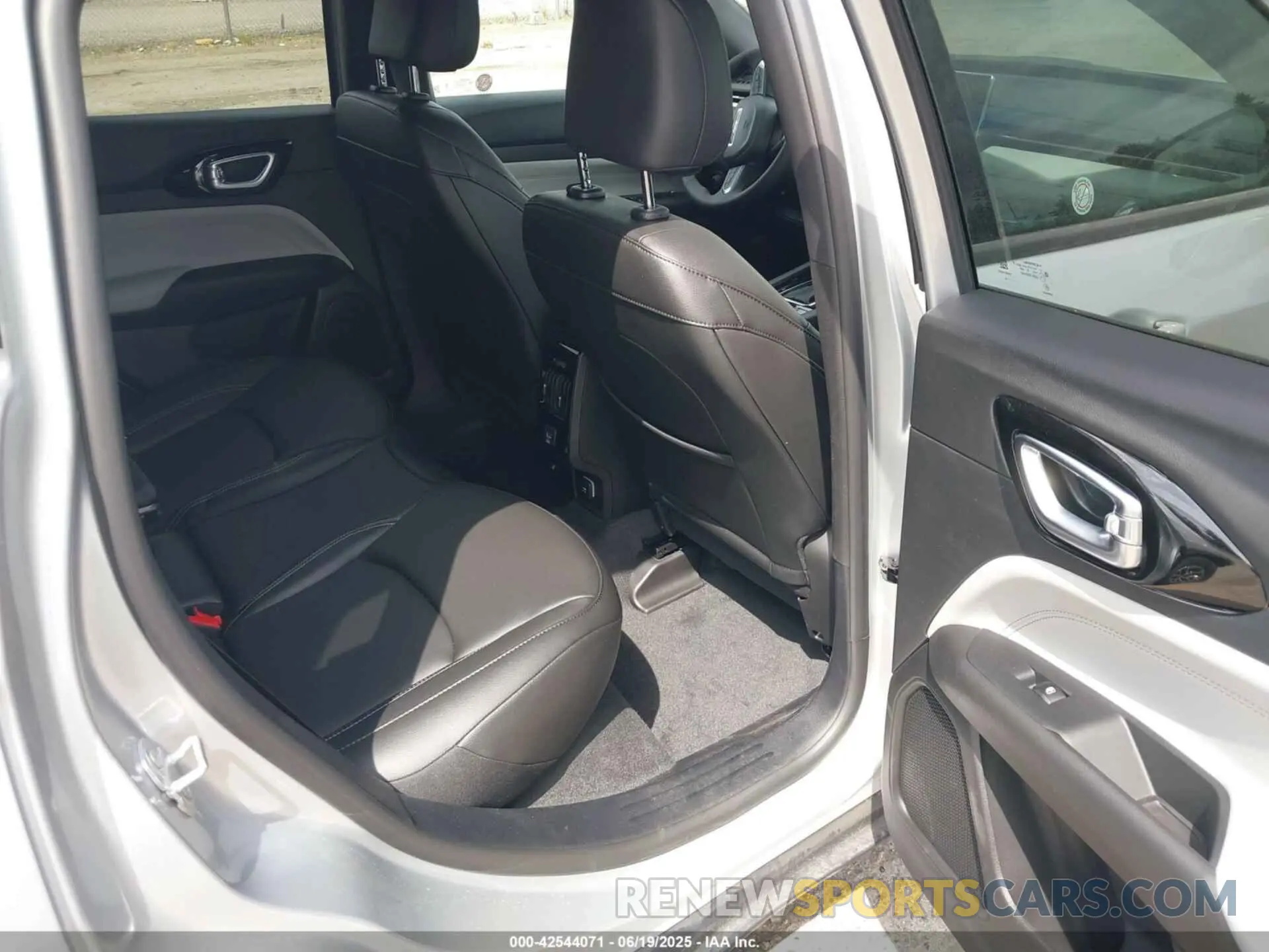 8 Photograph of a damaged car 3C4NJDCNXST579277 JEEP COMPASS 2025