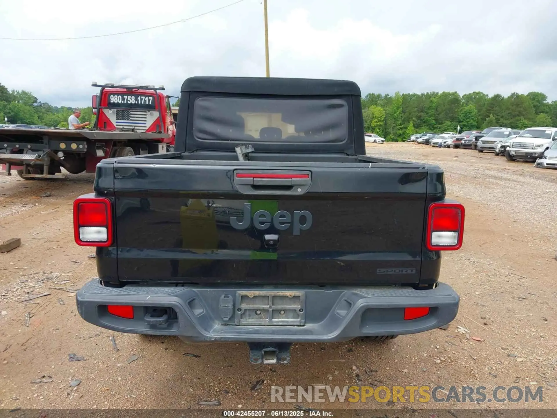 17 Photograph of a damaged car 1C6HJTAG6LL127634 JEEP GLADIATOR 2020