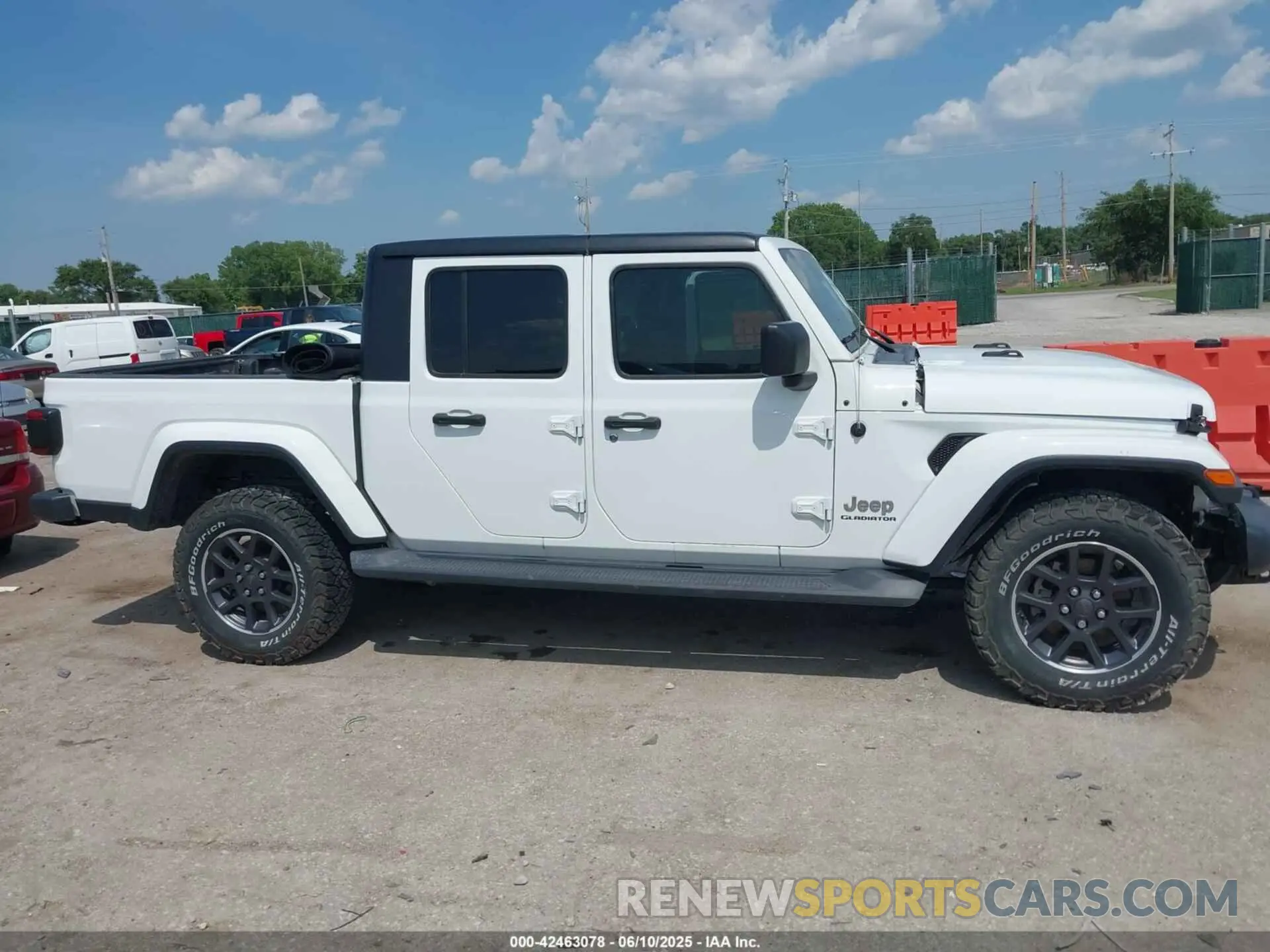 13 Photograph of a damaged car 1C6HJTFG1LL131728 JEEP GLADIATOR 2020