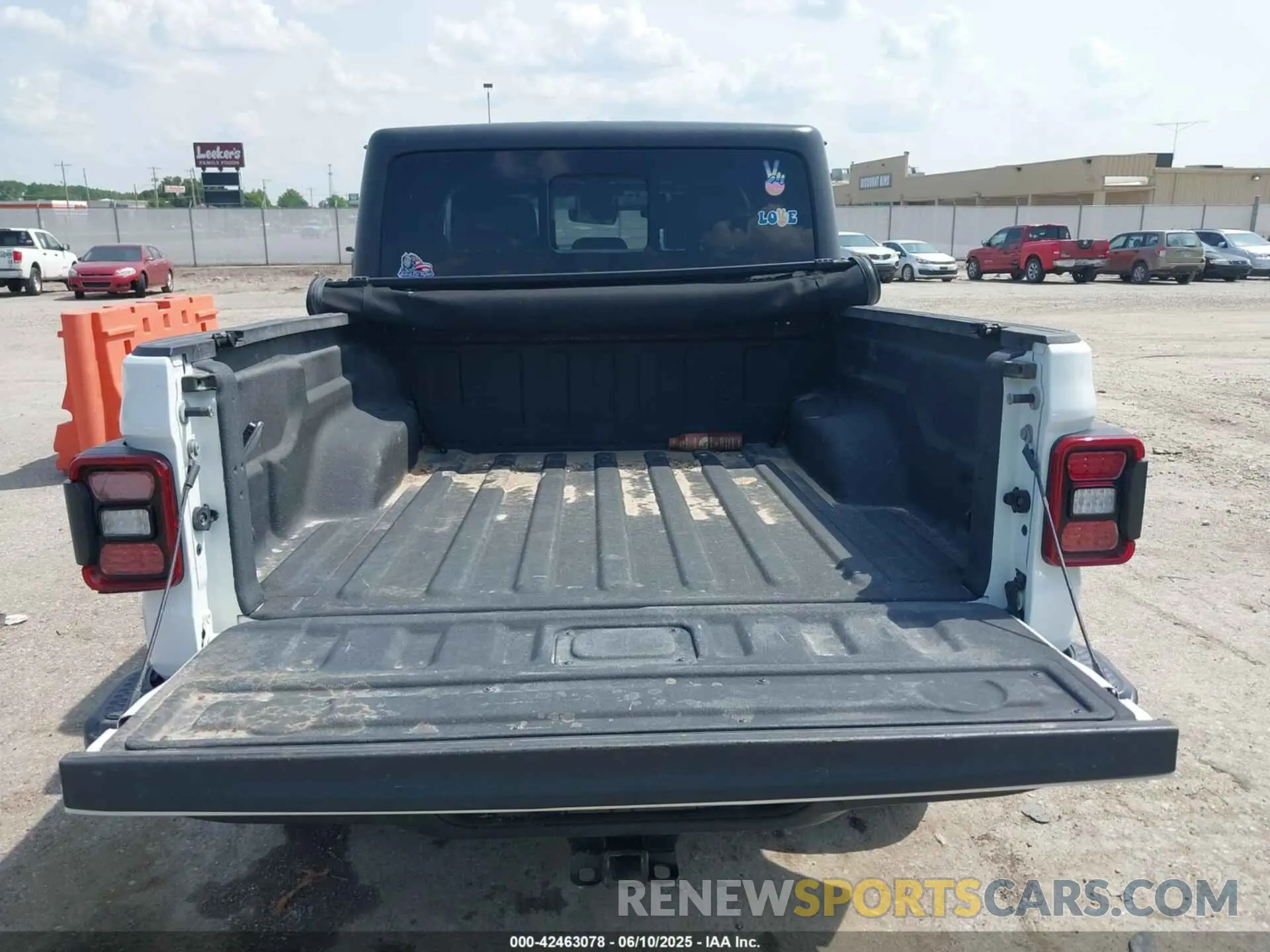 16 Photograph of a damaged car 1C6HJTFG1LL131728 JEEP GLADIATOR 2020