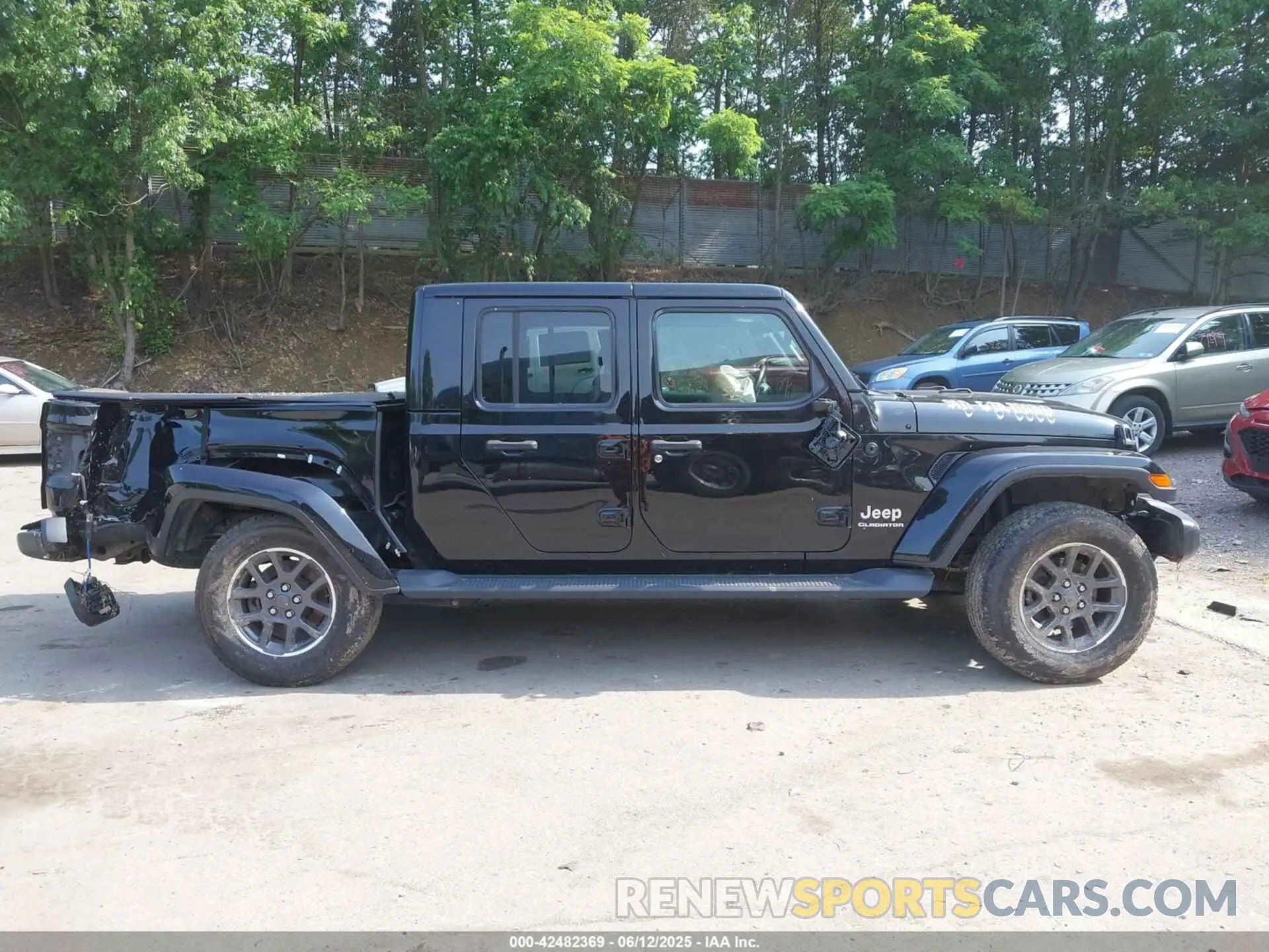 13 Photograph of a damaged car 1C6HJTFG8LL176164 JEEP GLADIATOR 2020