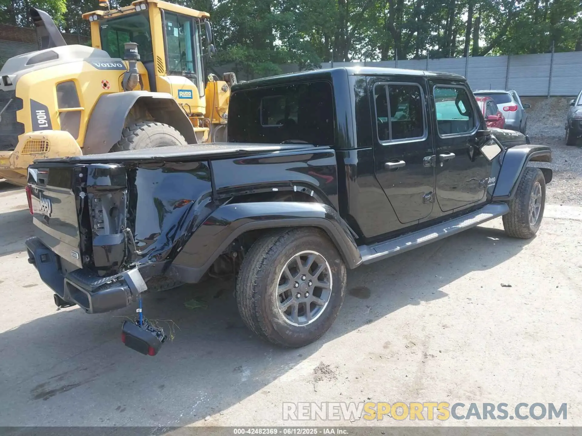 4 Photograph of a damaged car 1C6HJTFG8LL176164 JEEP GLADIATOR 2020