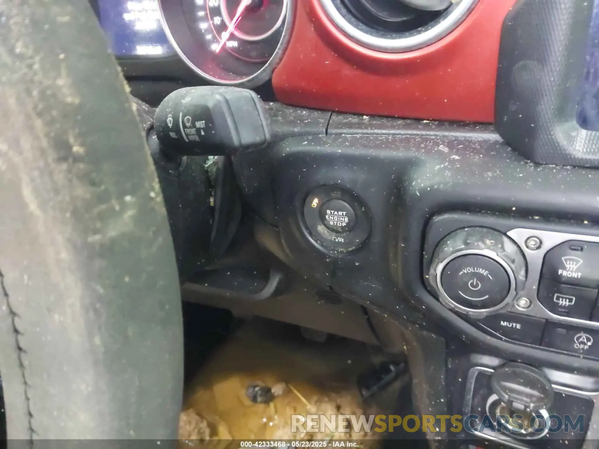 11 Photograph of a damaged car 1C6JJTBGXLL136627 JEEP GLADIATOR 2020