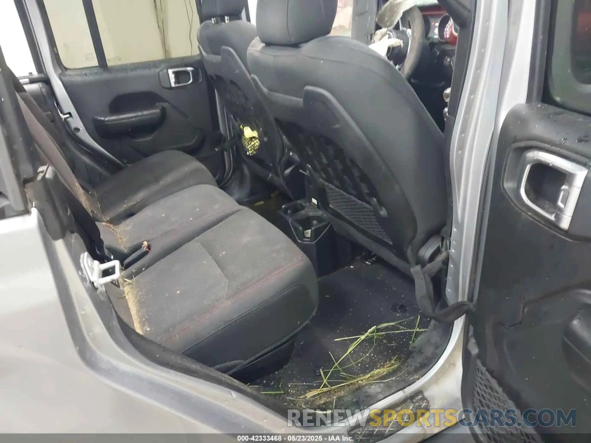8 Photograph of a damaged car 1C6JJTBGXLL136627 JEEP GLADIATOR 2020