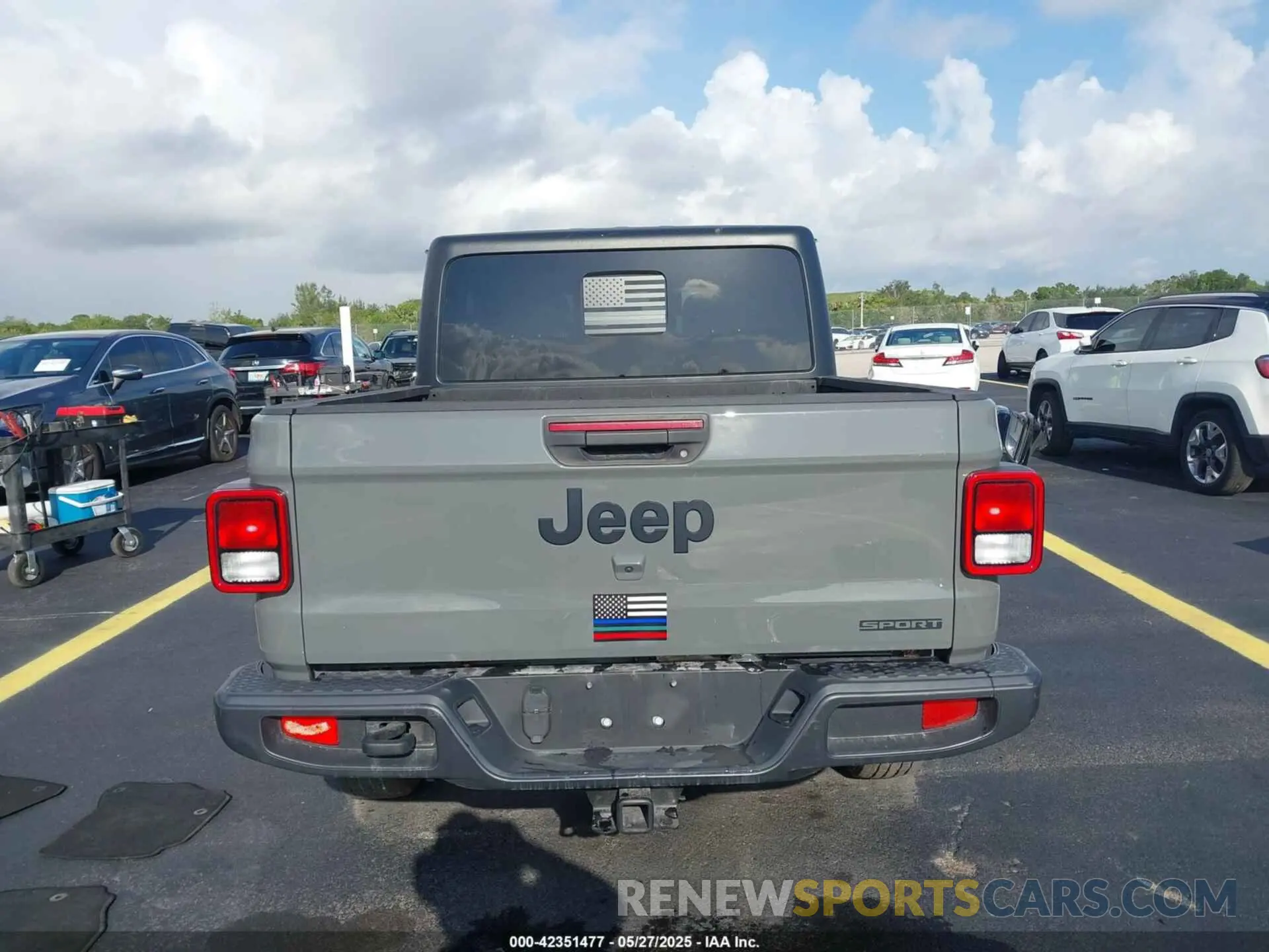 17 Photograph of a damaged car 1C6HJTAG4ML624568 JEEP GLADIATOR 2021