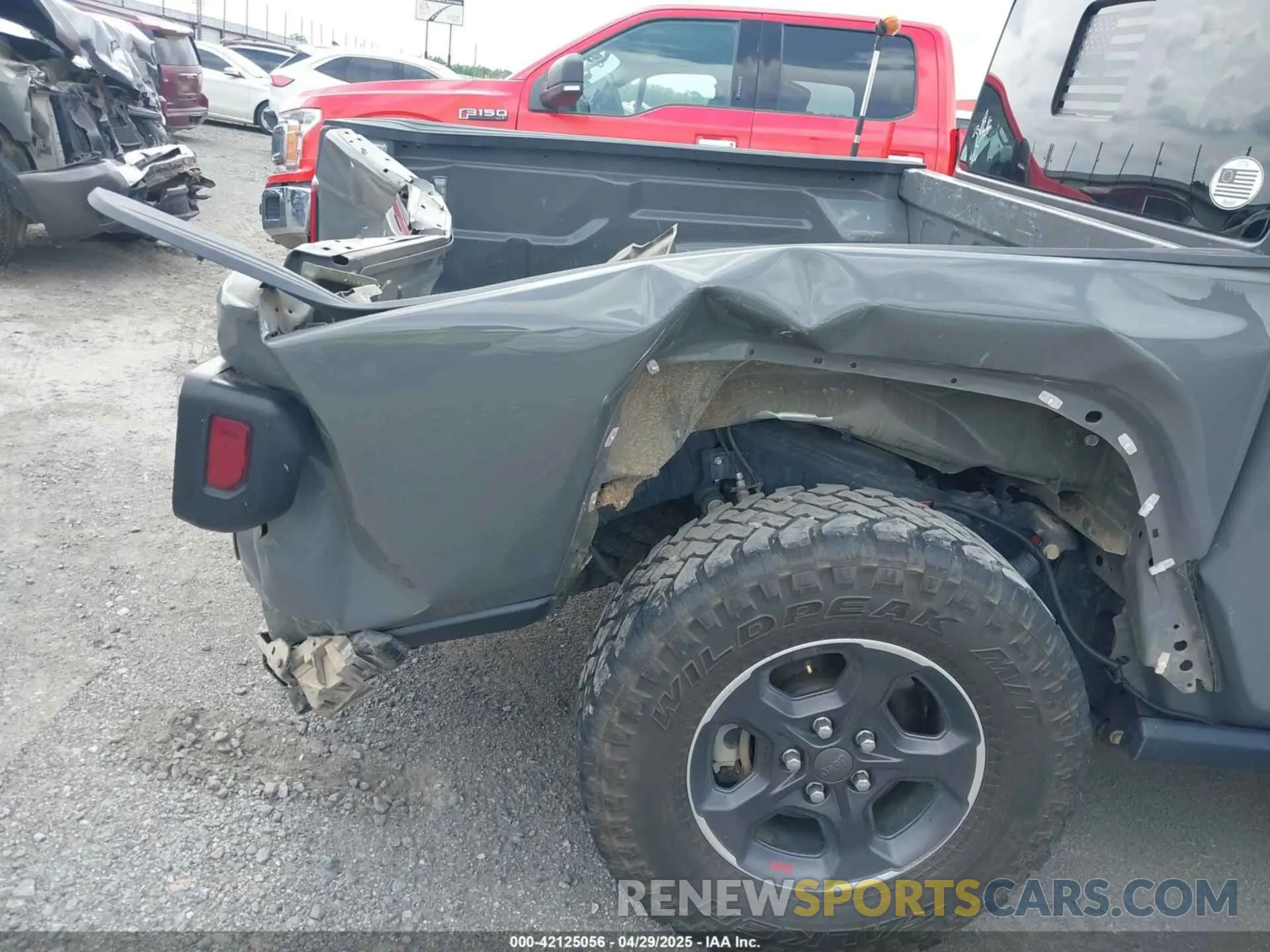 17 Photograph of a damaged car 1C6HJTAG5ML570892 JEEP GLADIATOR 2021