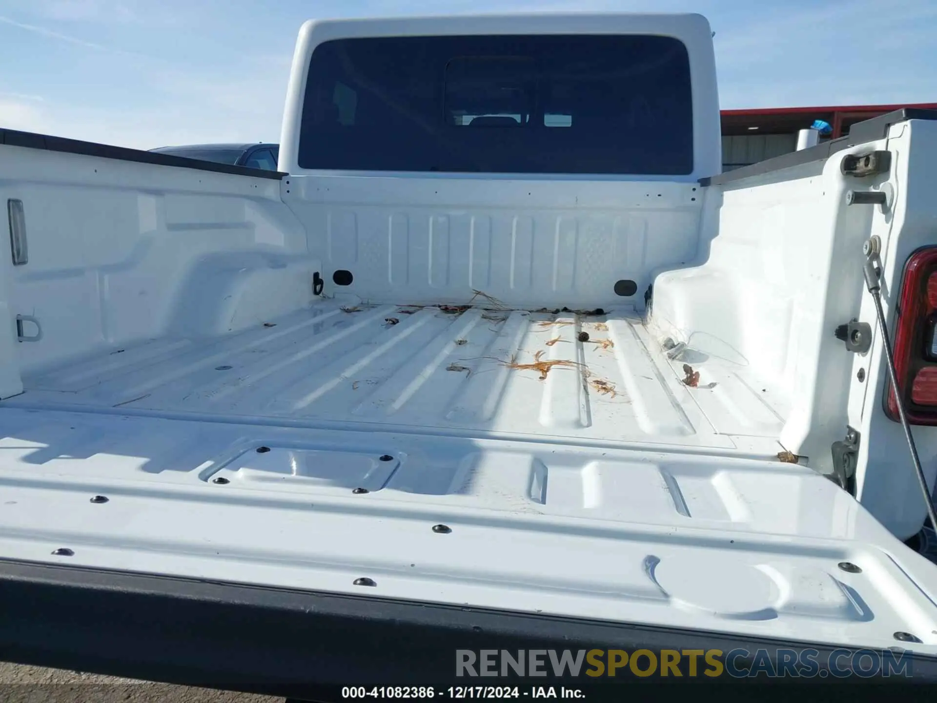 17 Photograph of a damaged car 1C6HJTFG0ML505876 JEEP GLADIATOR 2021