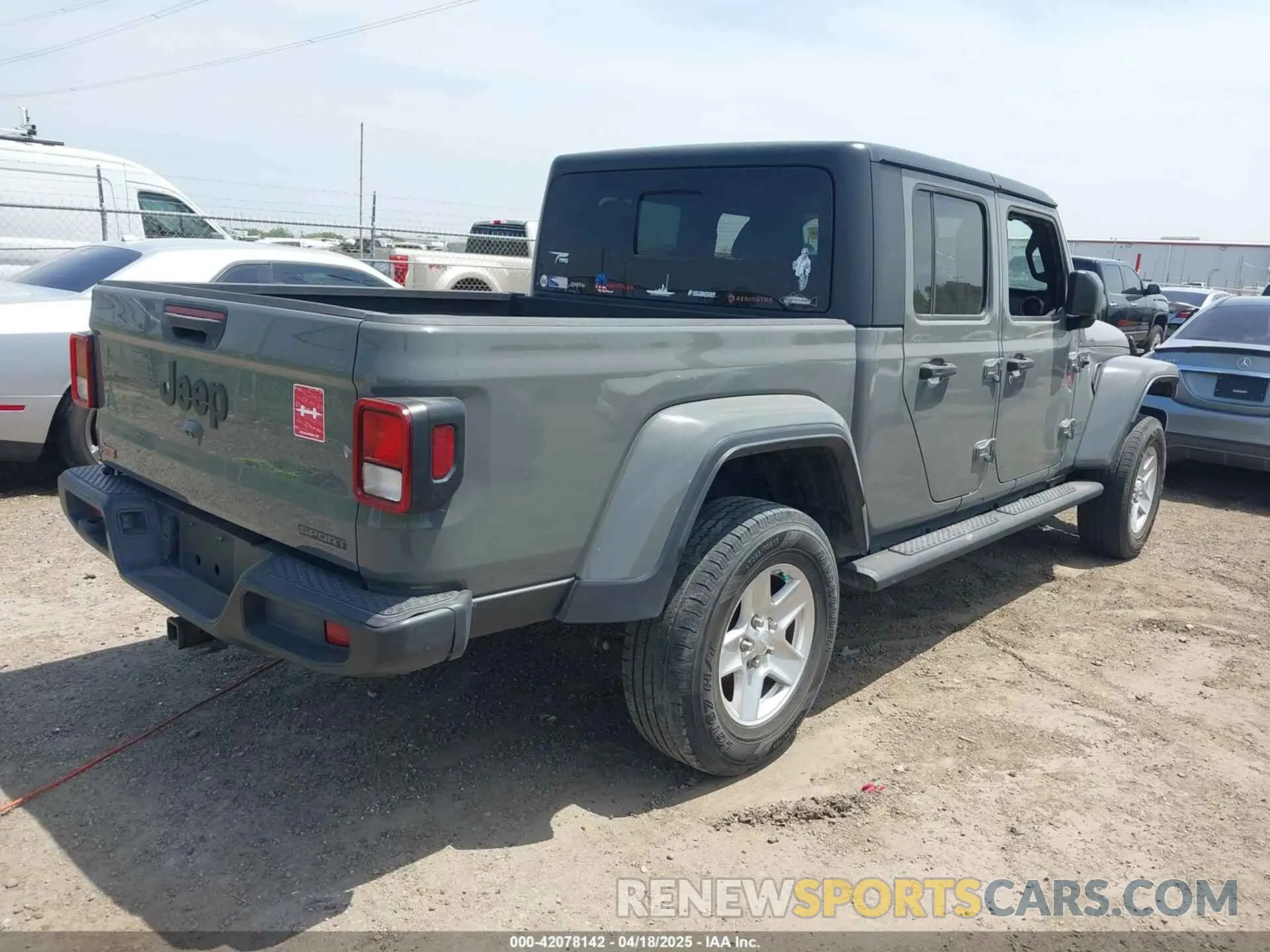 4 Photograph of a damaged car 1C6JJTAG9ML538769 JEEP GLADIATOR 2021