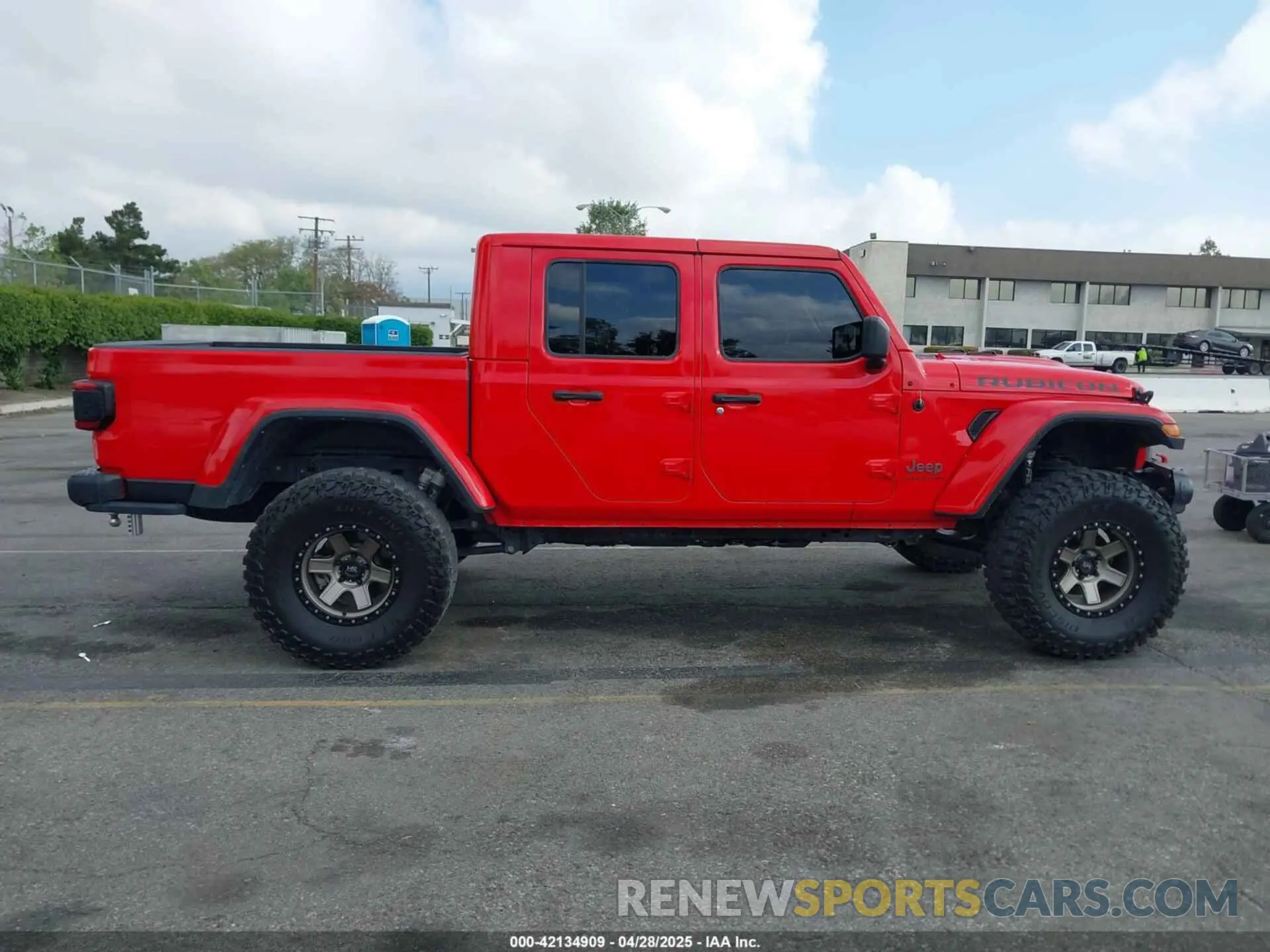 13 Photograph of a damaged car 1C6JJTBGXML572976 JEEP GLADIATOR 2021