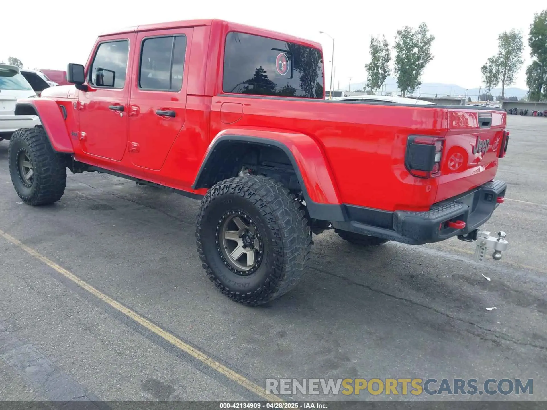 3 Photograph of a damaged car 1C6JJTBGXML572976 JEEP GLADIATOR 2021