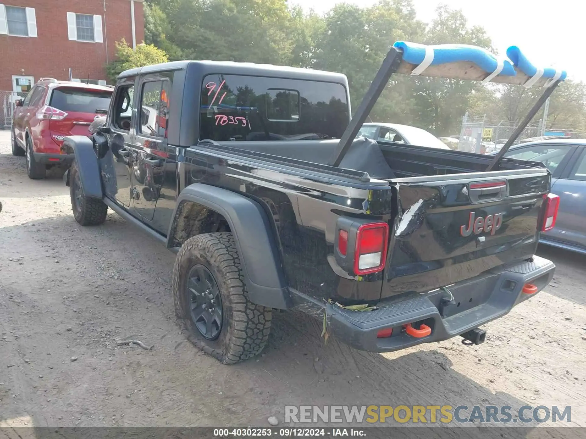 3 Photograph of a damaged car 1C6JJTEG9ML605638 JEEP GLADIATOR 2021