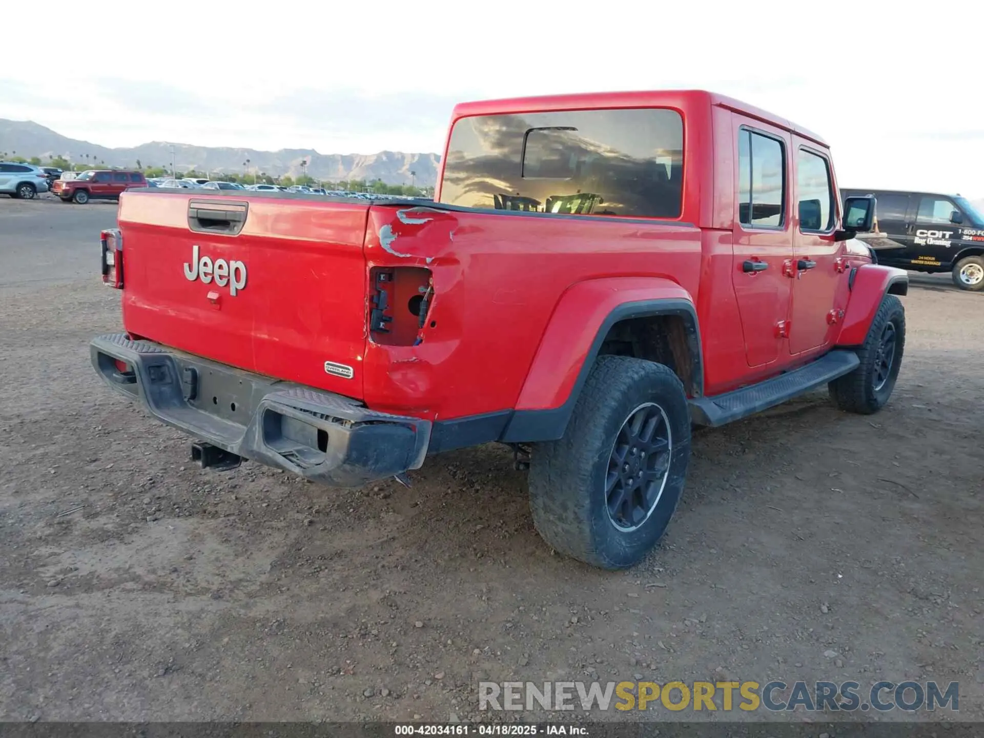 4 Photograph of a damaged car 1C6HJTFGXNL182440 JEEP GLADIATOR 2022