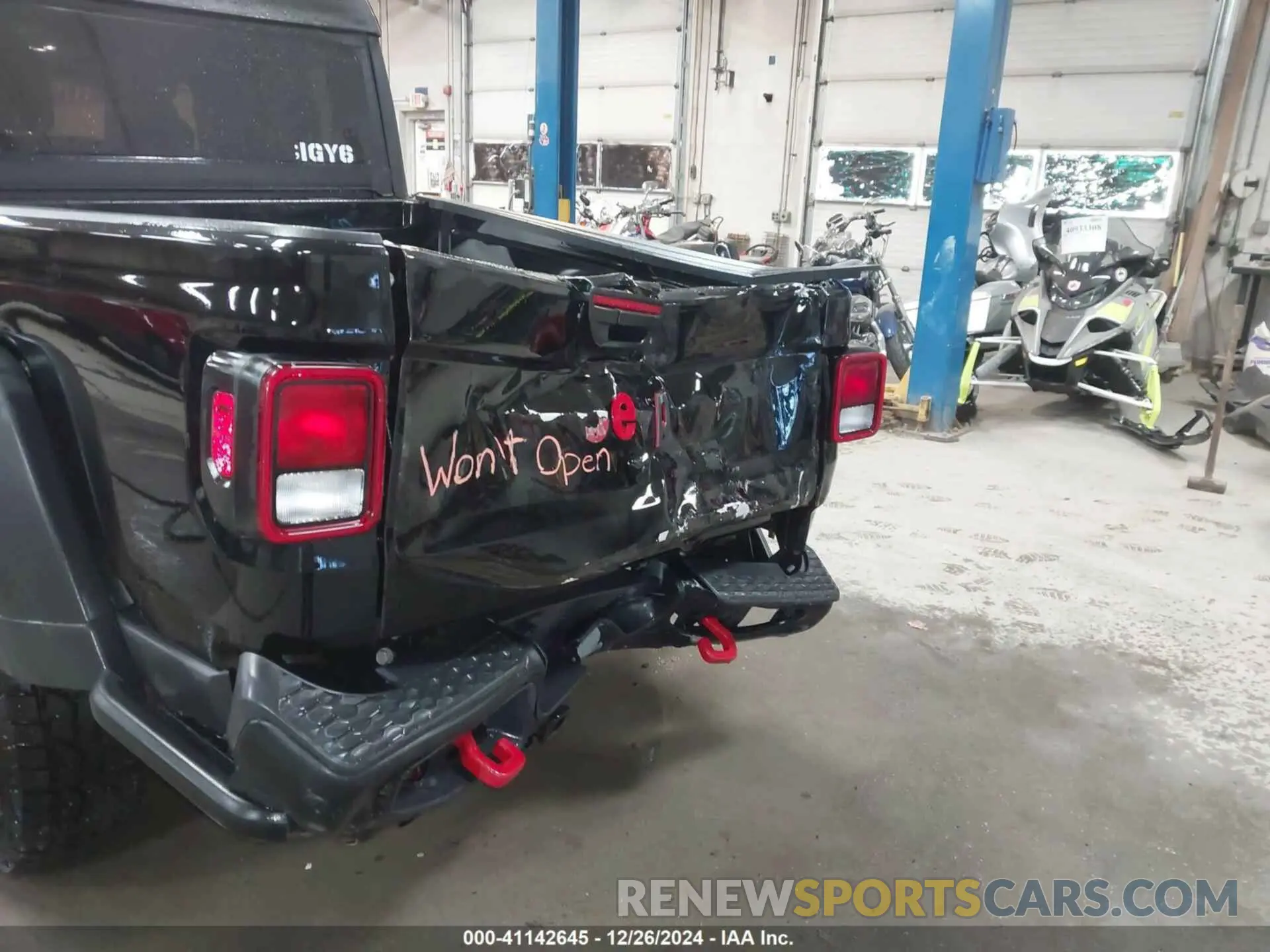 18 Photograph of a damaged car 1C6JJTBGXNL112413 JEEP GLADIATOR 2022