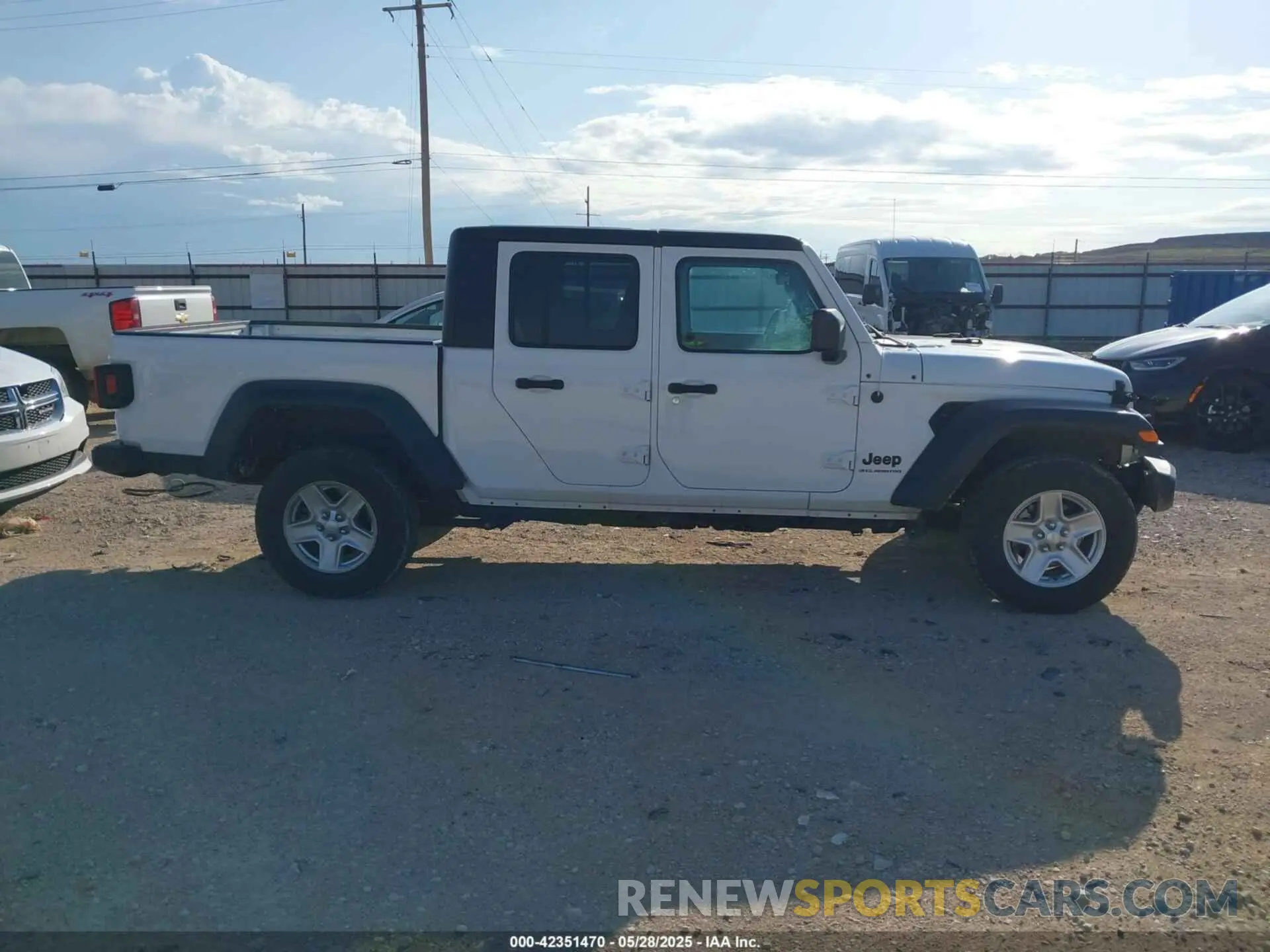 13 Photograph of a damaged car 1C6HJTAG0PL533933 JEEP GLADIATOR 2023