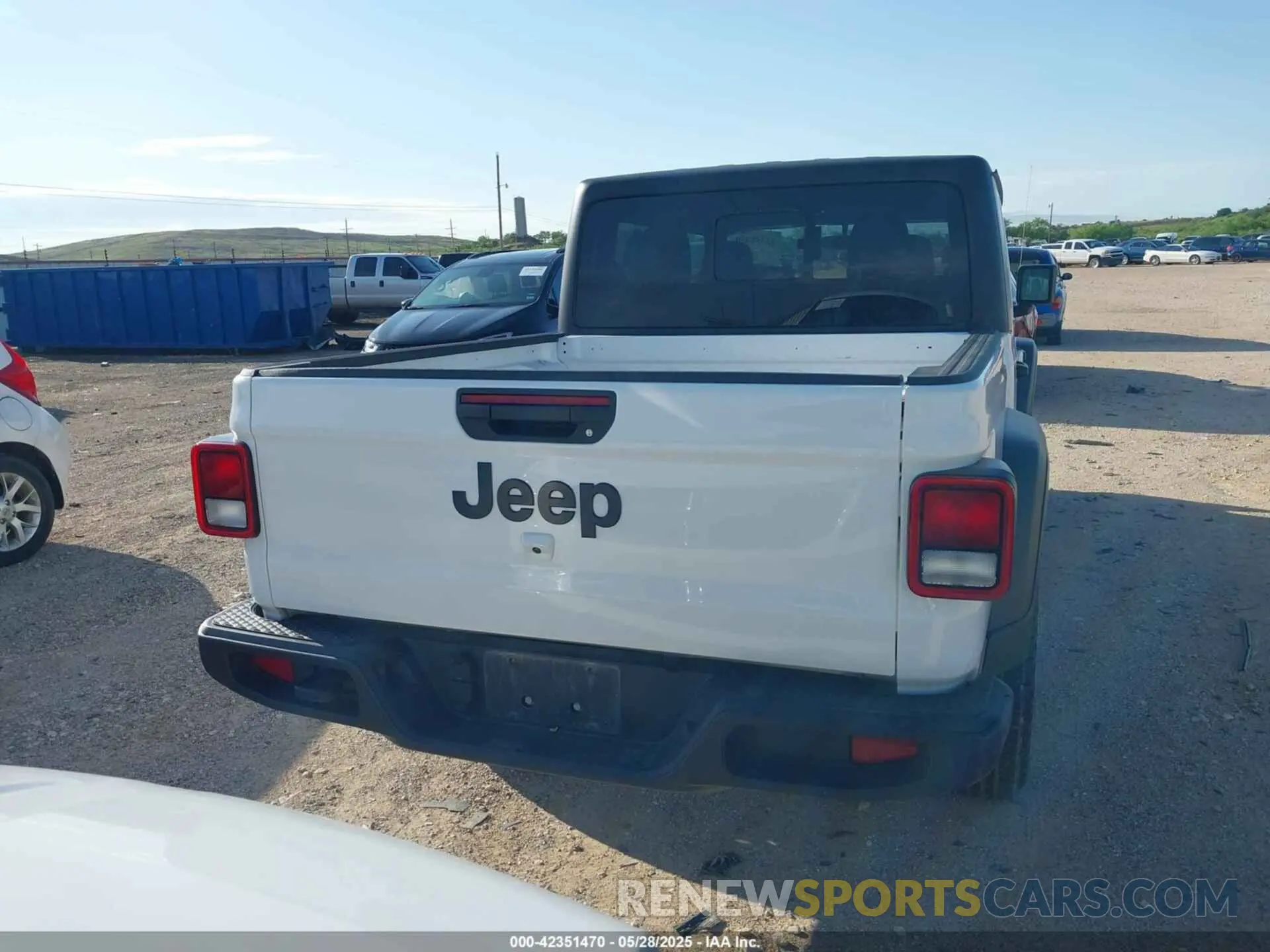 16 Photograph of a damaged car 1C6HJTAG0PL533933 JEEP GLADIATOR 2023