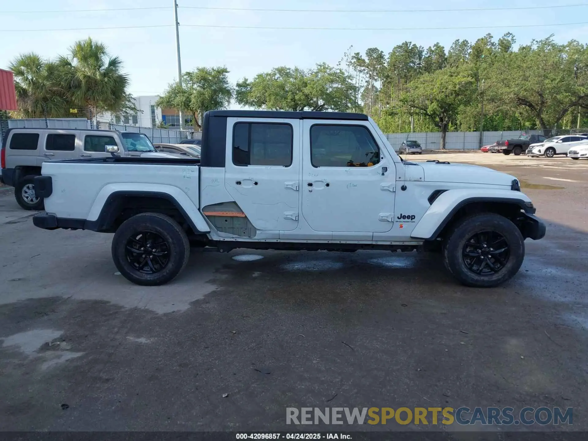 13 Photograph of a damaged car 1C6HJTAG2PL504790 JEEP GLADIATOR 2023