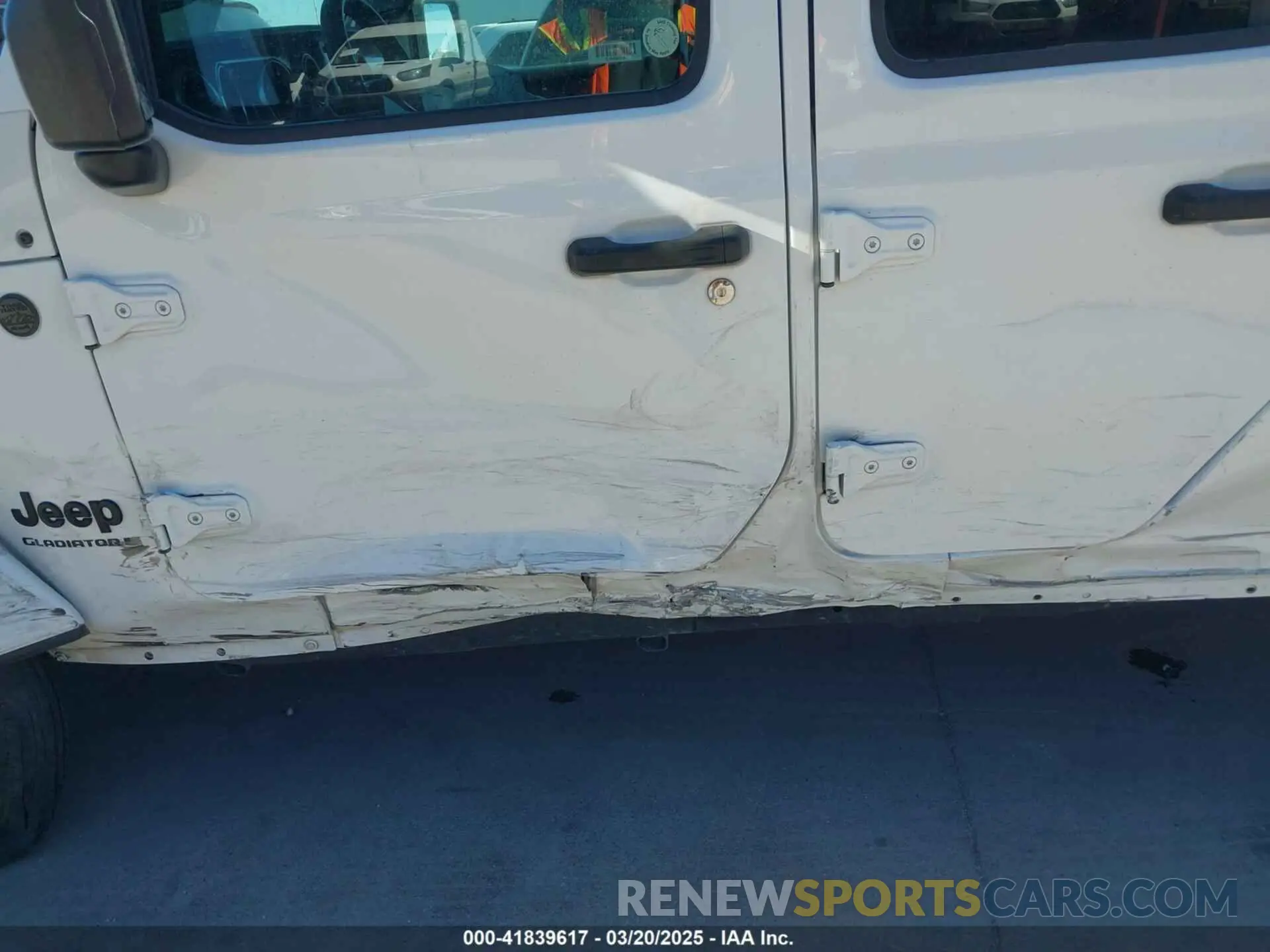 17 Photograph of a damaged car 1C6HJTAG4PL528590 JEEP GLADIATOR 2023