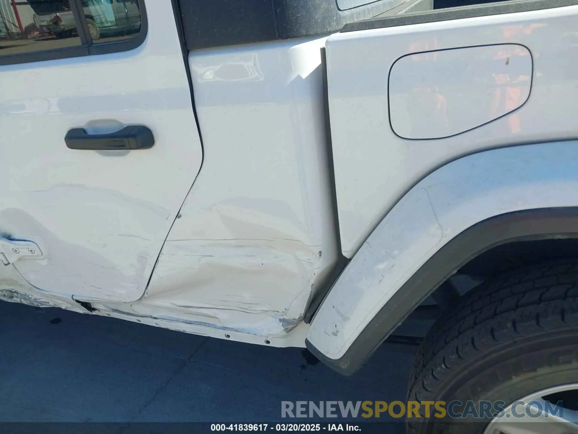18 Photograph of a damaged car 1C6HJTAG4PL528590 JEEP GLADIATOR 2023