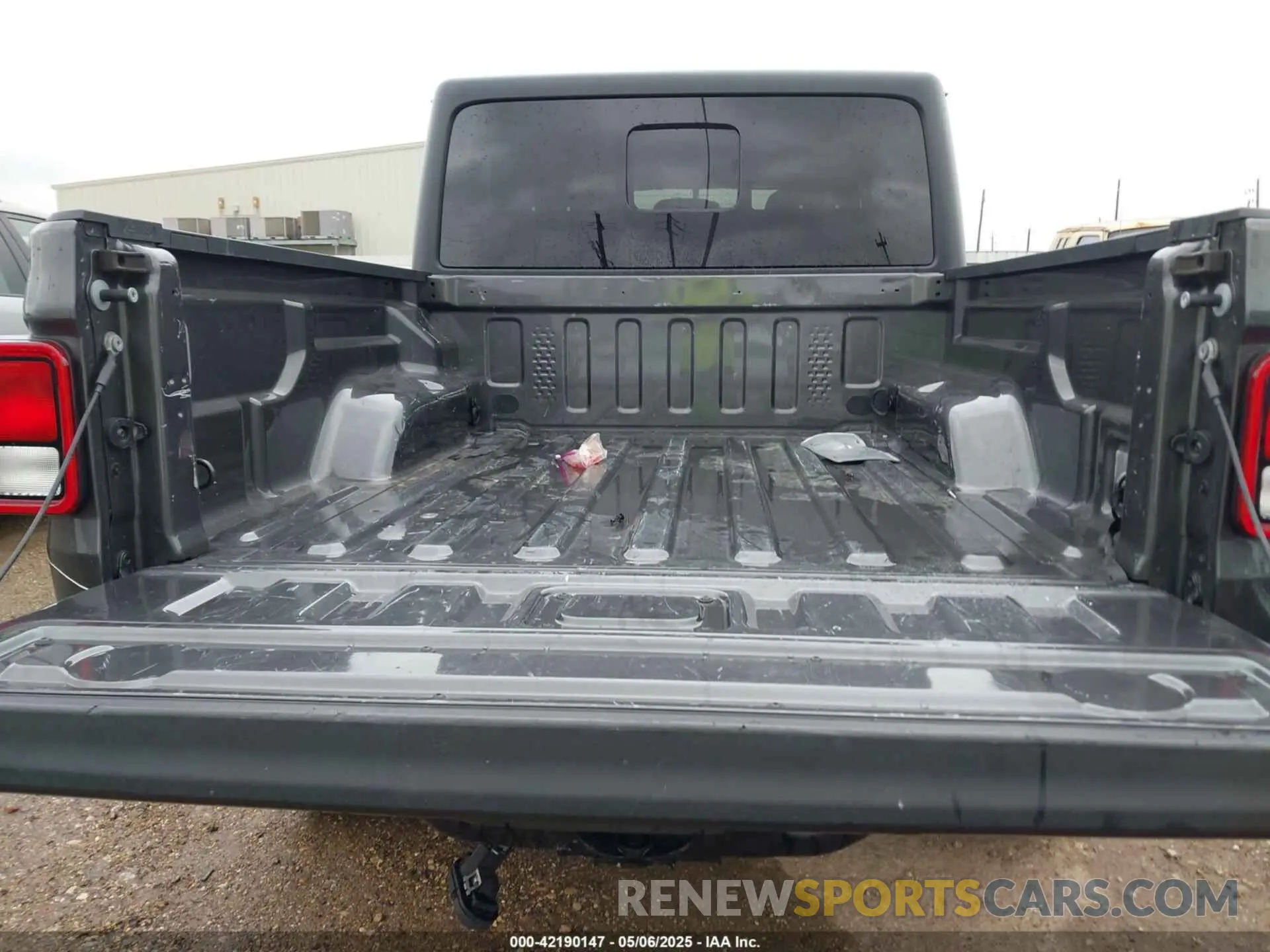 18 Photograph of a damaged car 1C6HJTAG6PL524105 JEEP GLADIATOR 2023