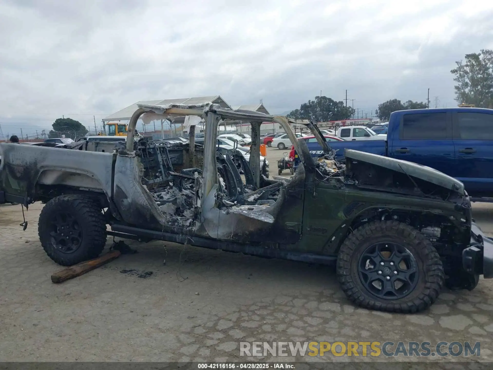 12 Photograph of a damaged car 1C6HJTAG7PL582515 JEEP GLADIATOR 2023