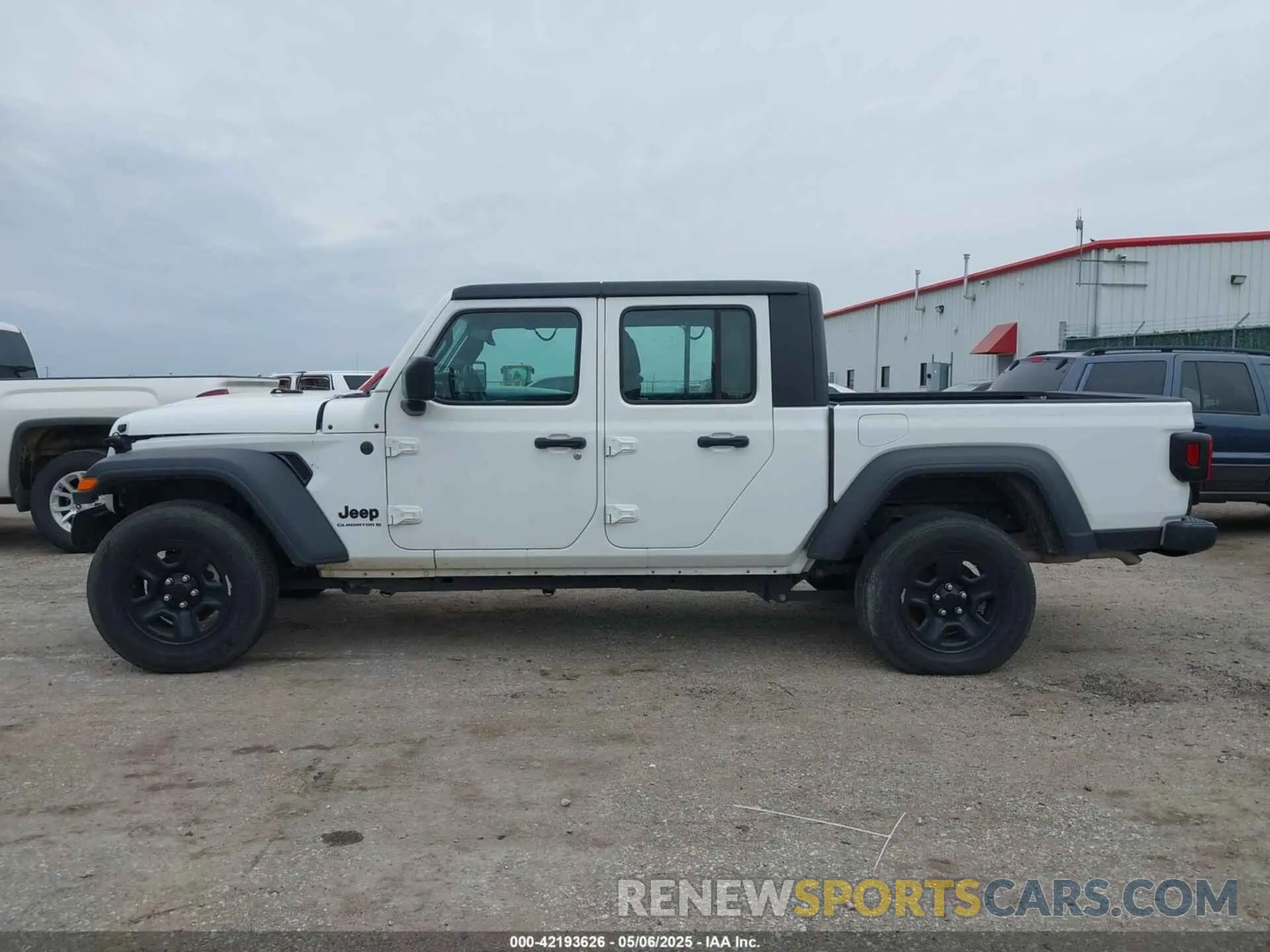 13 Photograph of a damaged car 1C6HJTAGXPL565529 JEEP GLADIATOR 2023