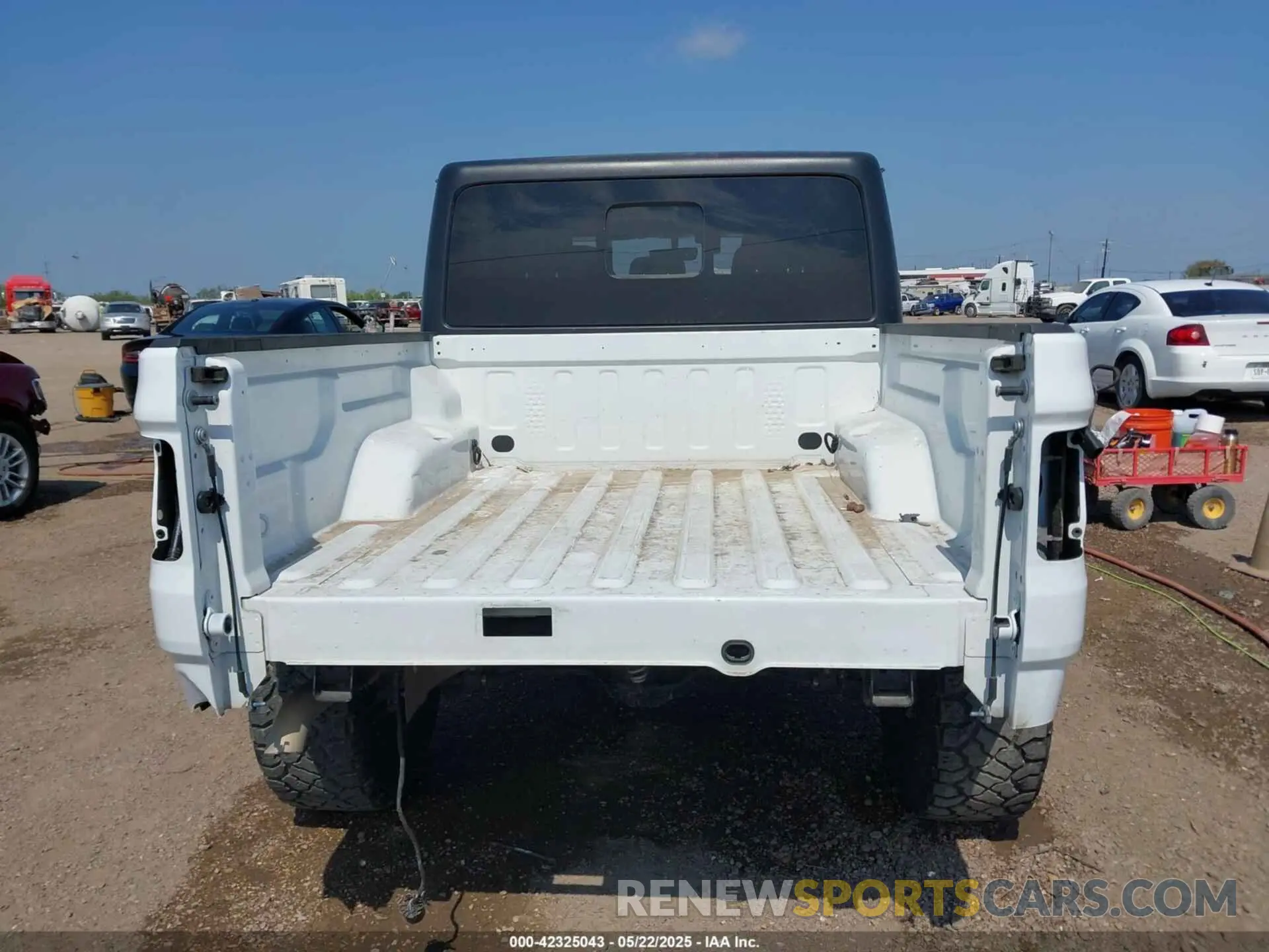 17 Photograph of a damaged car 1C6HJTFG0PL514419 JEEP GLADIATOR 2023