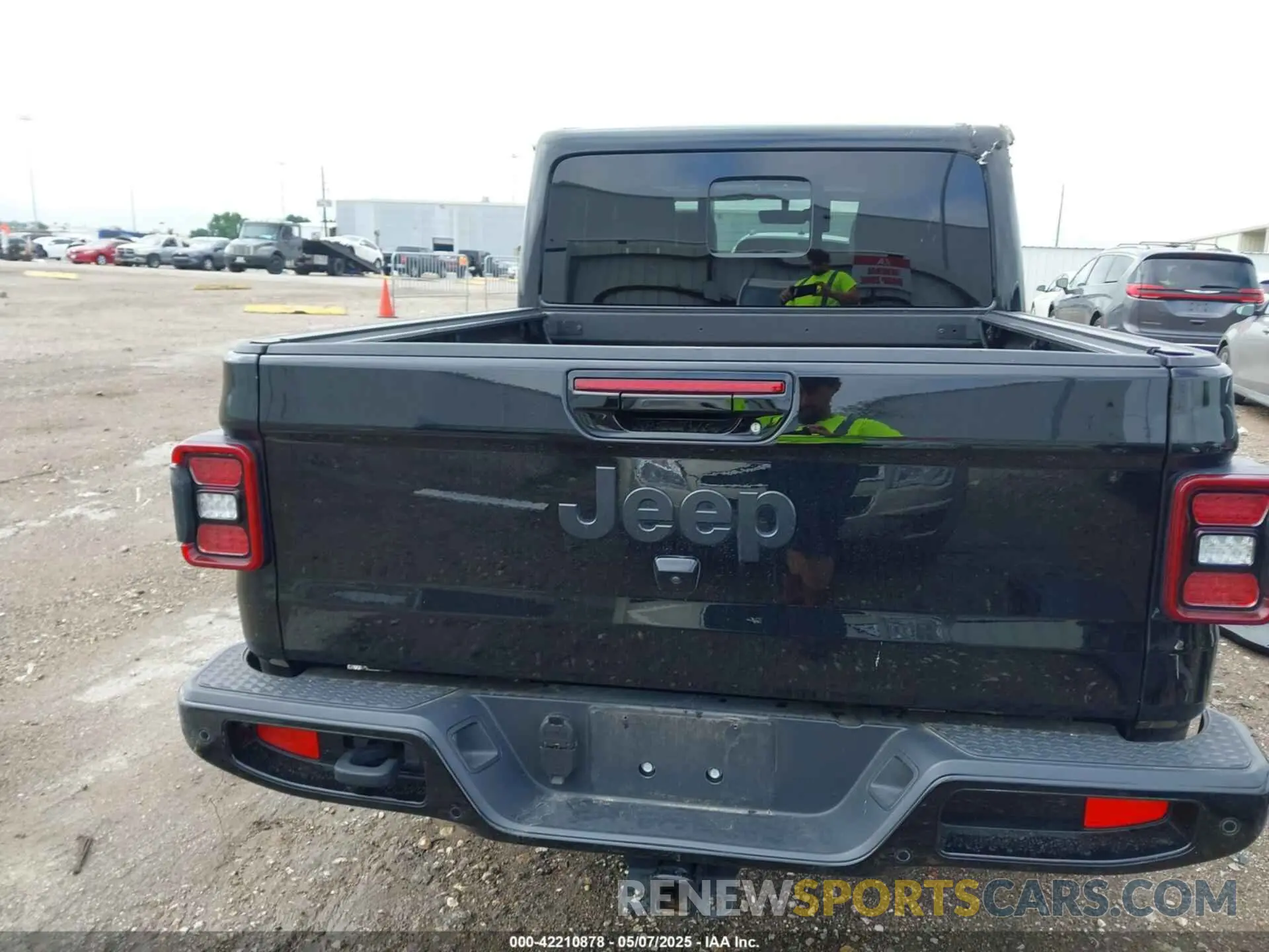17 Photograph of a damaged car 1C6HJTFG6PL555153 JEEP GLADIATOR 2023