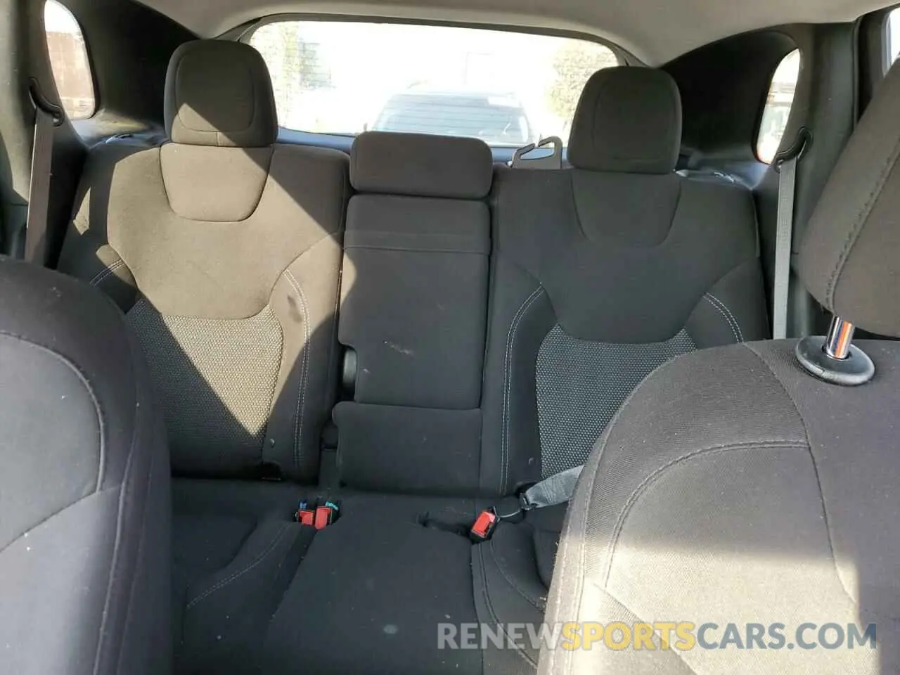 10 Photograph of a damaged car 1C4PJLCB0KD265006 JEEP GRAND CHER 2019