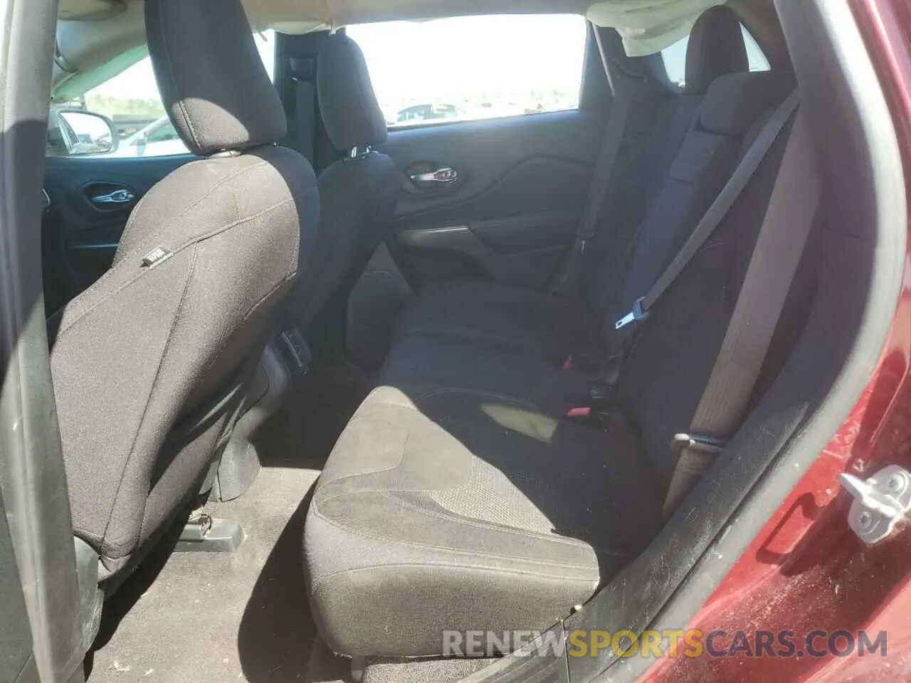 10 Photograph of a damaged car 1C4PJLCB3KD240780 JEEP GRAND CHER 2019
