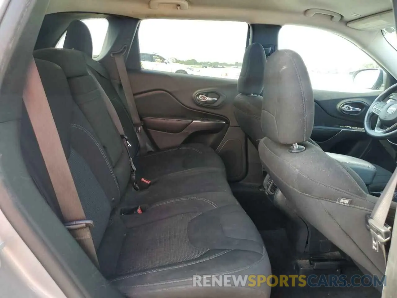 10 Photograph of a damaged car 1C4PJLCB5KD246810 JEEP GRAND CHER 2019