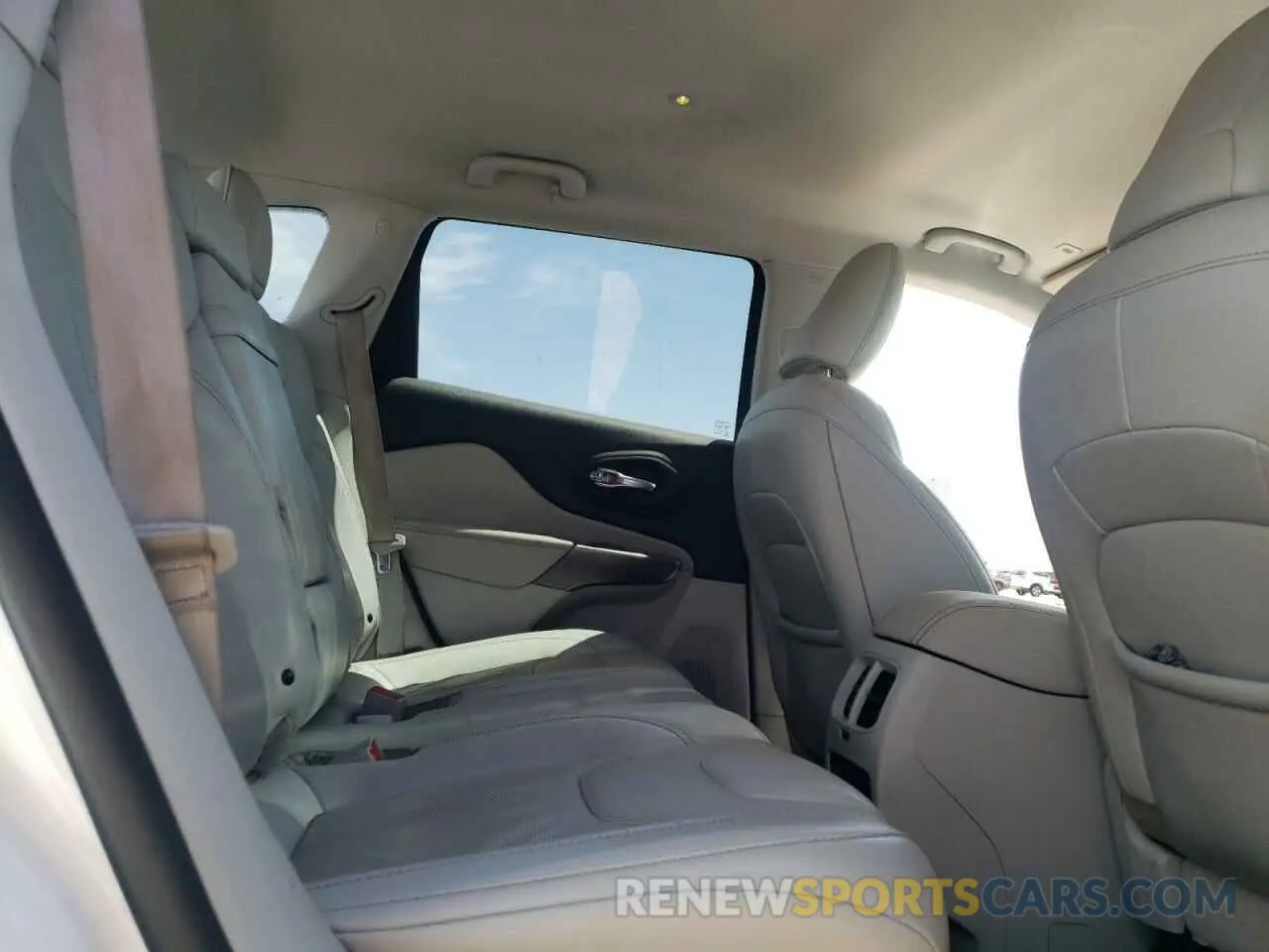 11 Photograph of a damaged car 1C4PJLDB5KD195890 JEEP GRAND CHER 2019