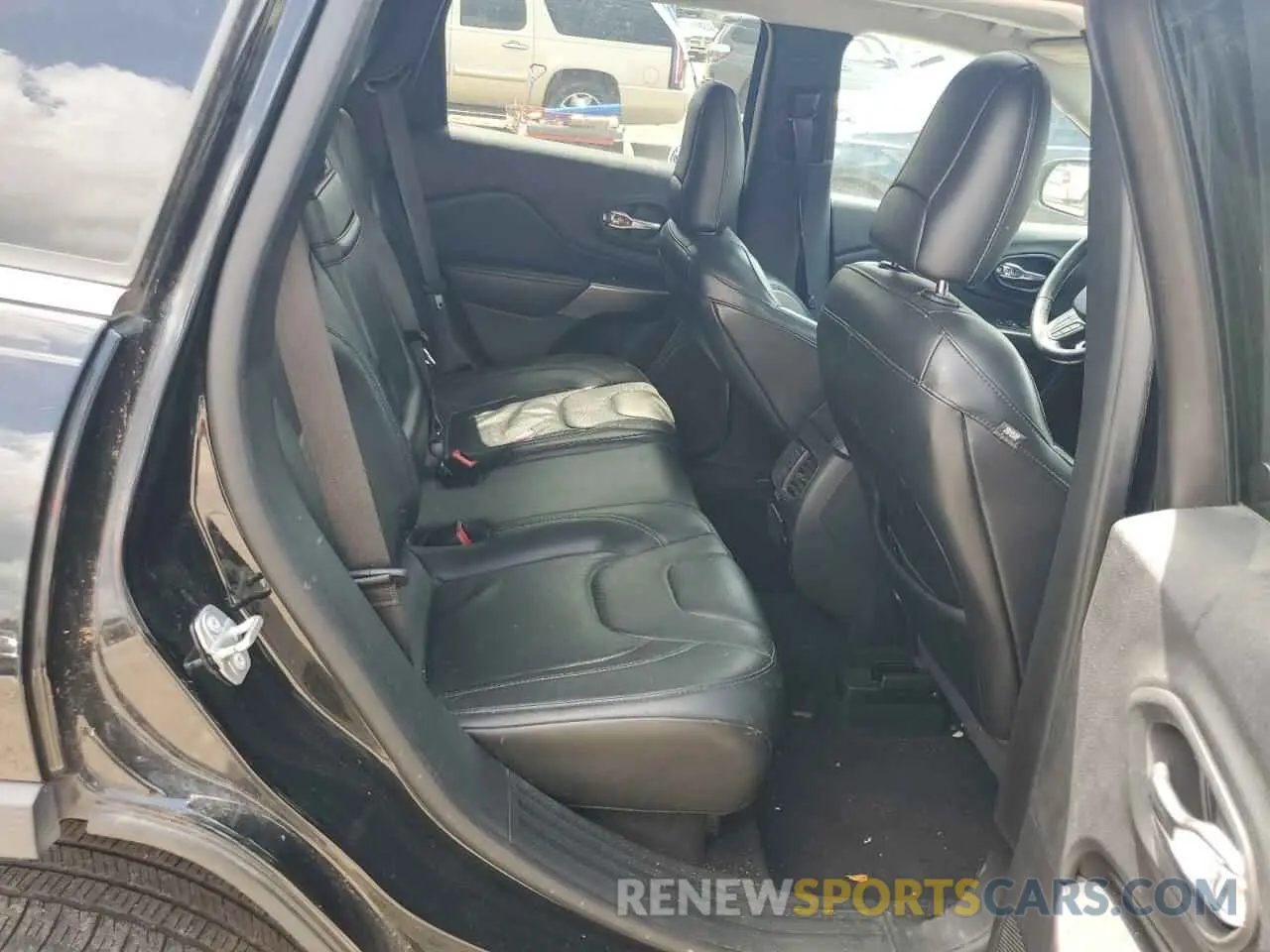 10 Photograph of a damaged car 1C4PJLDX8KD313071 JEEP GRAND CHER 2019
