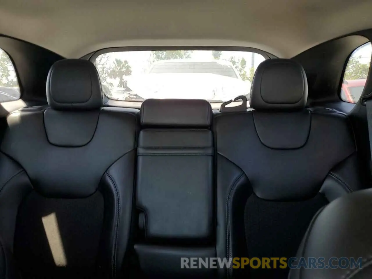 10 Photograph of a damaged car 1C4PJLLB2KD312567 JEEP GRAND CHER 2019
