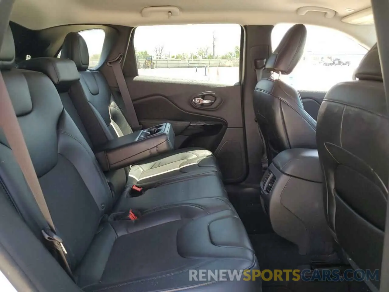 11 Photograph of a damaged car 1C4PJLLX5KD392622 JEEP GRAND CHER 2019