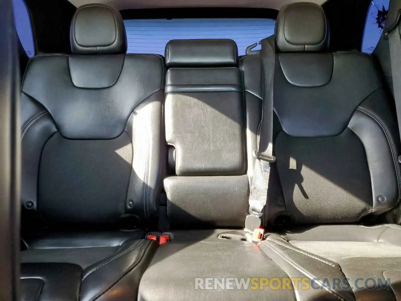 10 Photograph of a damaged car 1C4PJMLB0KD273628 JEEP GRAND CHER 2019