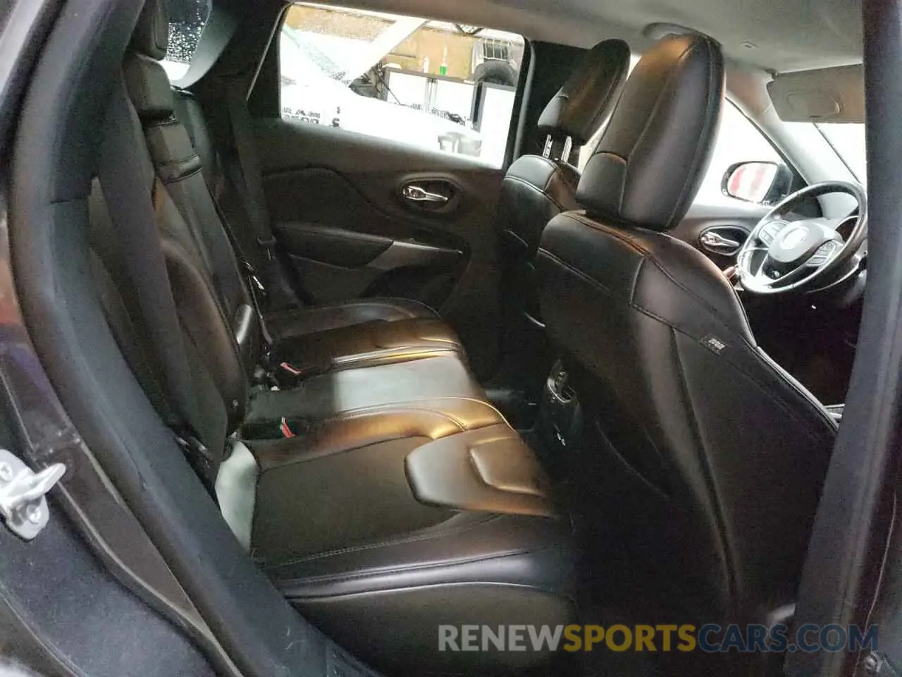 11 Photograph of a damaged car 1C4PJMLB1KD186367 JEEP GRAND CHER 2019