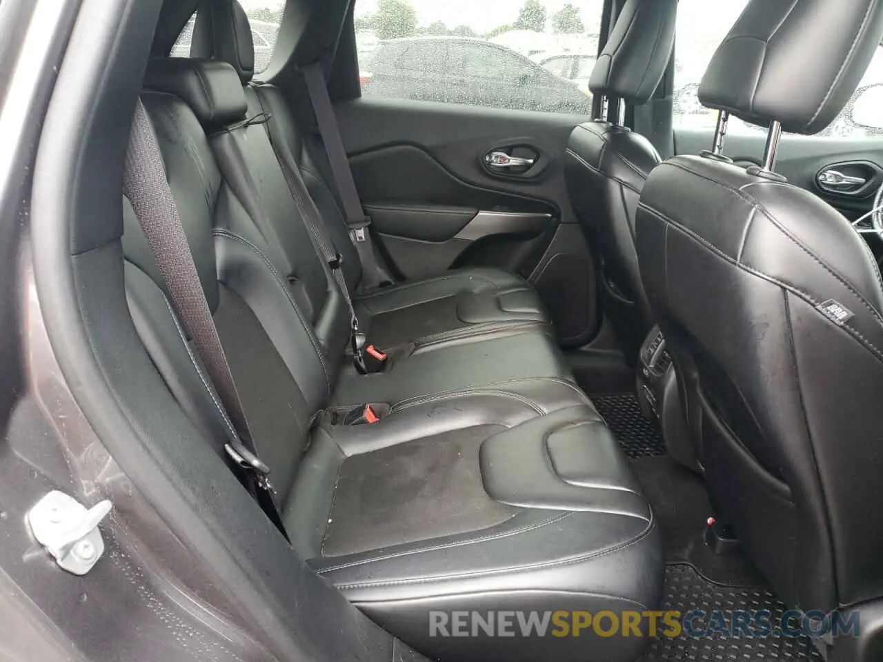 11 Photograph of a damaged car 1C4PJMLB2KD473717 JEEP GRAND CHER 2019