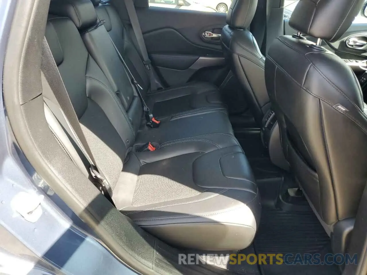 10 Photograph of a damaged car 1C4PJMLB6KD438338 JEEP GRAND CHER 2019