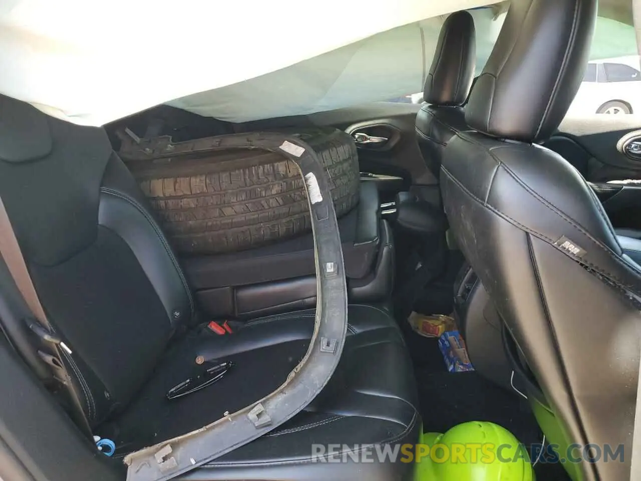 12 Photograph of a damaged car 1C4PJMLB7KD194683 JEEP GRAND CHER 2019