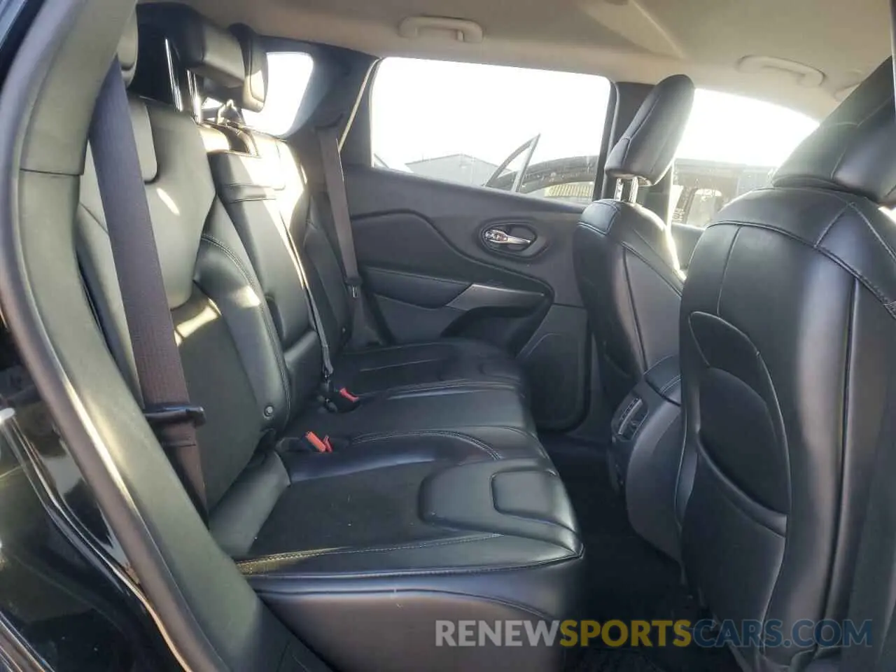 11 Photograph of a damaged car 1C4PJMLX6KD106539 JEEP GRAND CHER 2019