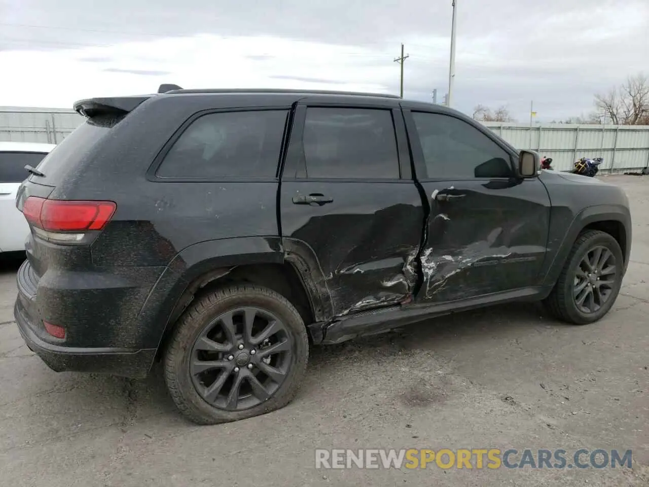 3 Photograph of a damaged car 1C4RJFCTXKC629294 JEEP GRAND CHER 2019