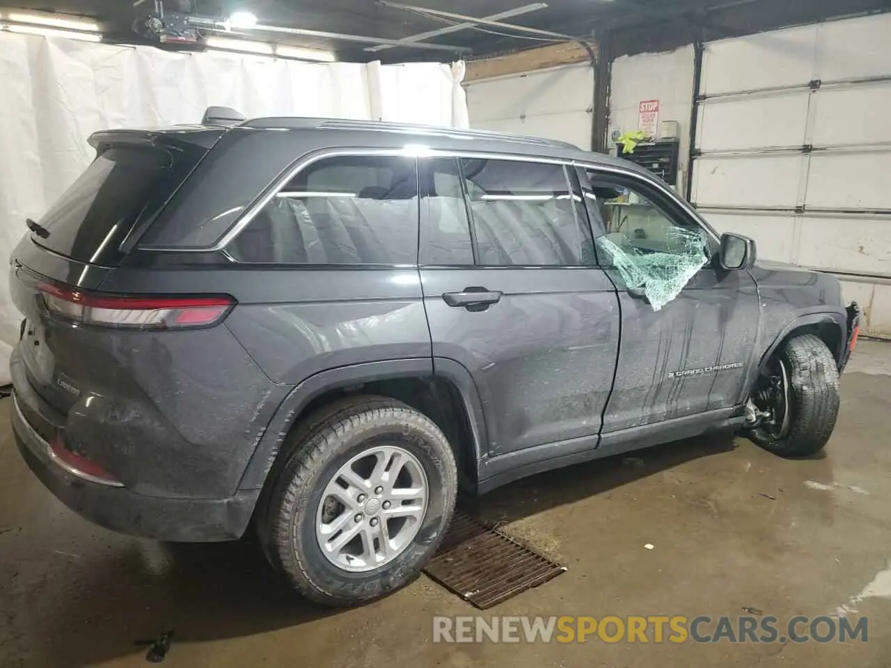 3 Photograph of a damaged car 1C4RJHAG1N8615888 JEEP GRAND CHER 2022